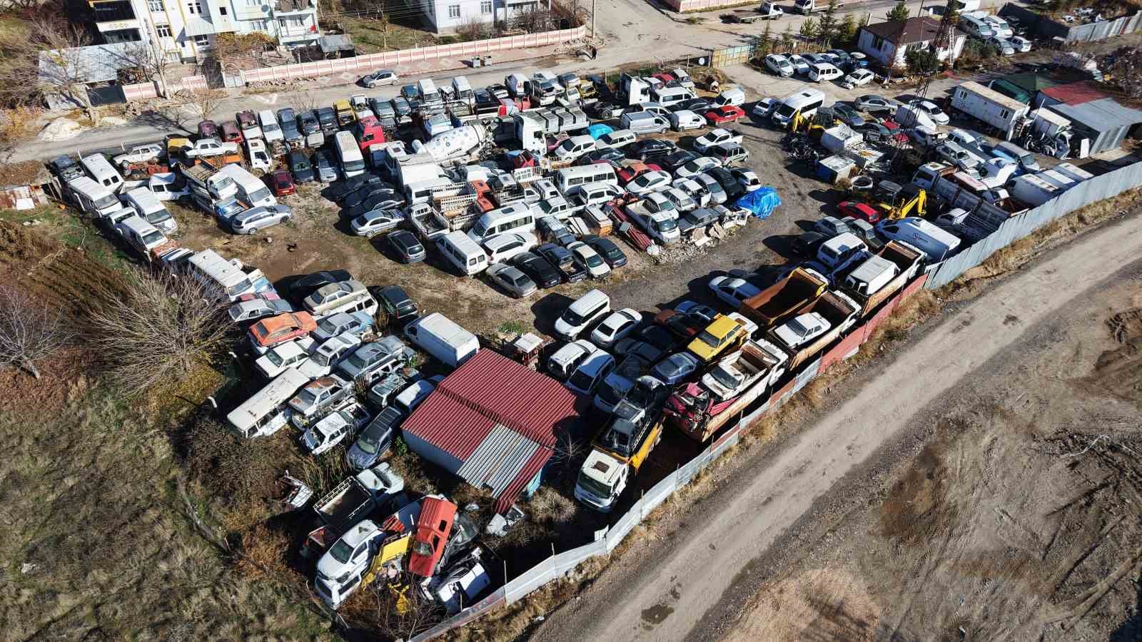 Elazığ’da yediemin otoparkında yosun tutan araçlar: 500 milyon TL’lik servet çürüyor 6 elazigda yediemin otoparkinda yosun tutan araclar 500 milyon tllik servet curuyor 2 aVFI1mnO
