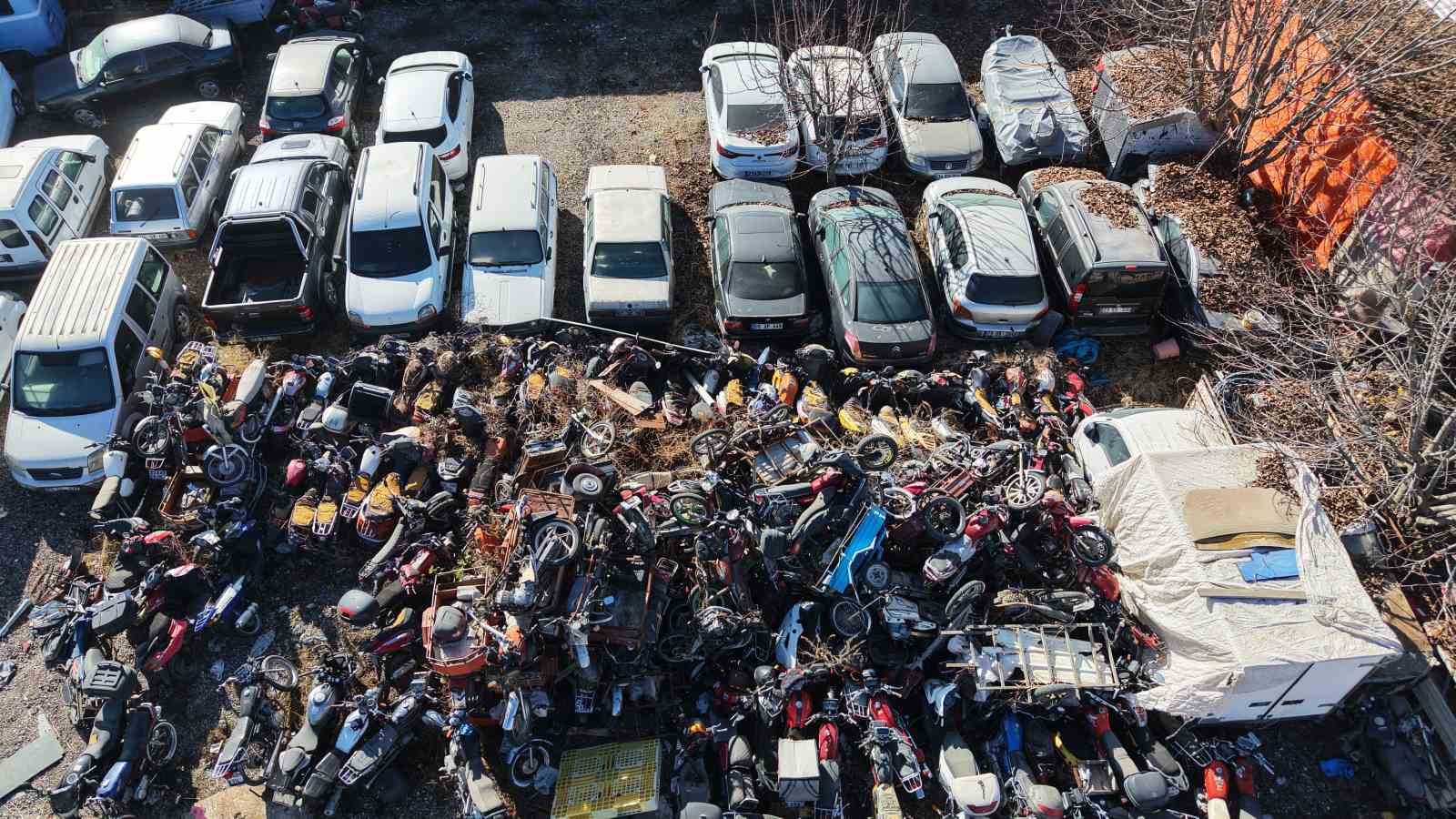 elazigda yediemin otoparkinda yosun tutan araclar 500 milyon tllik servet curuyor 7 uIsuJIAG