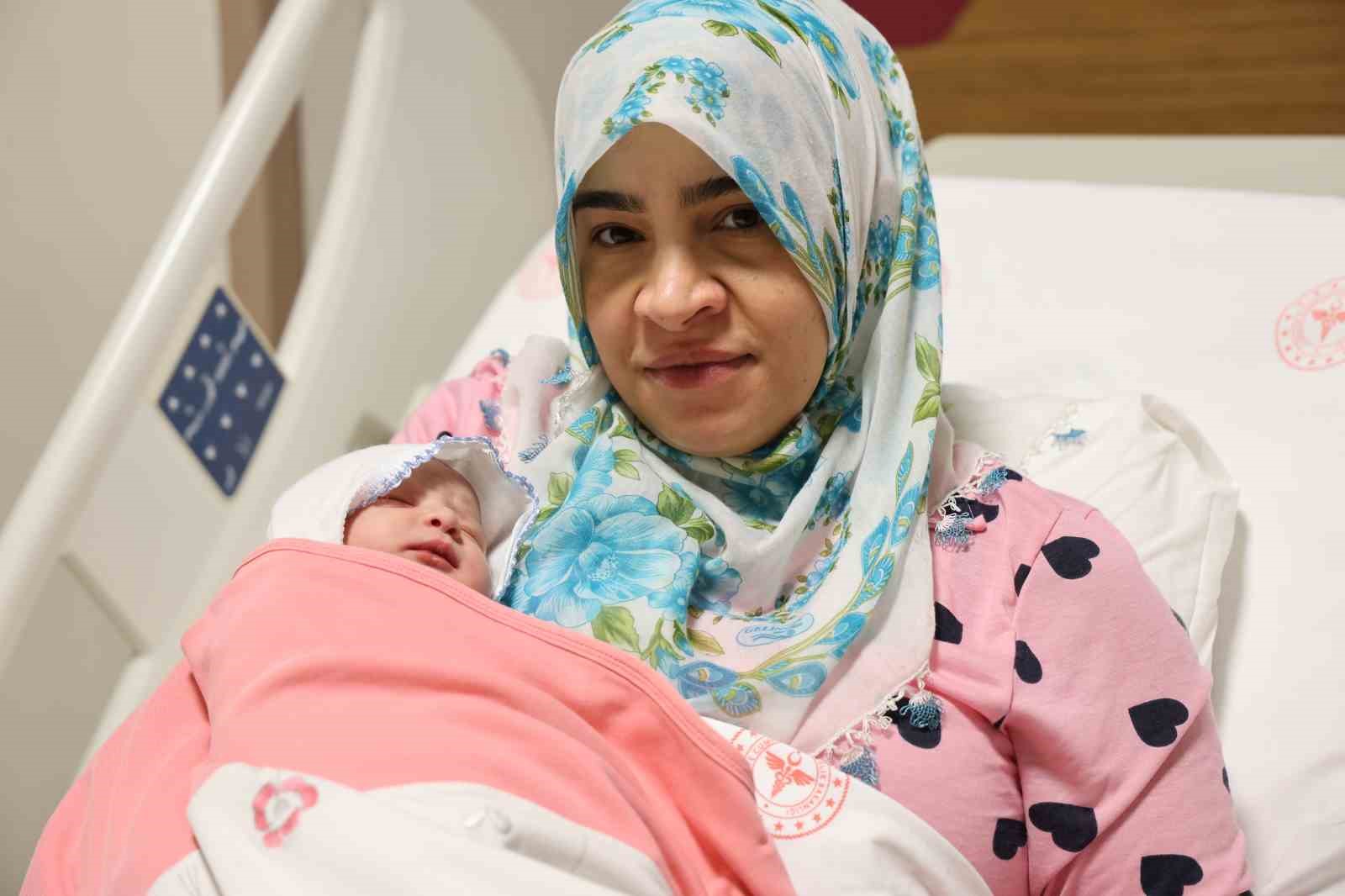 elazigda yeni yilin ilk dakikalarinda 4 bebek dunyaya geldi 1 yubazUsD