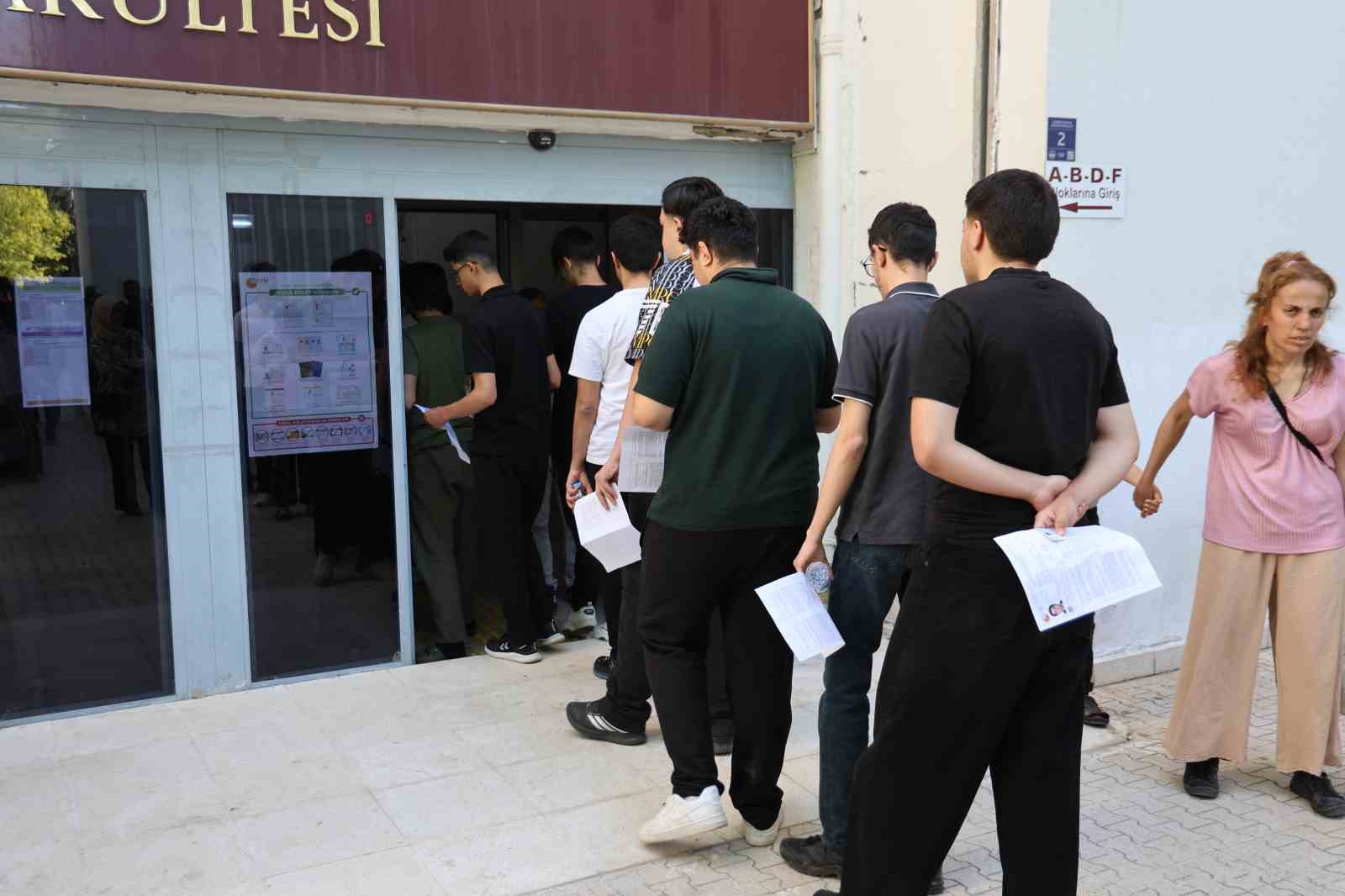 Elazığ’da YKS heyecanı sürüyor 5 elazigda yks heyecani suruyor 1 yRknjNpz