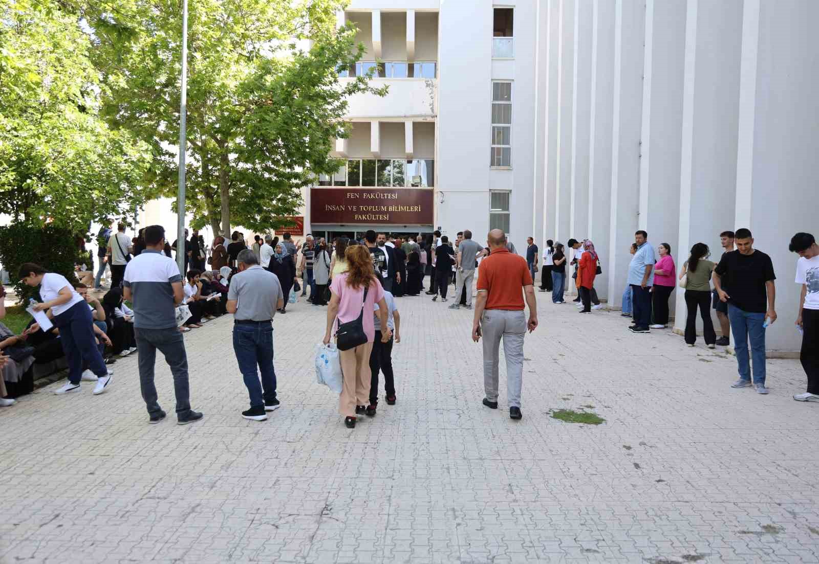 Elazığ’da YKS heyecanı sürüyor 8 elazigda yks heyecani suruyor 4 X7L1ATm7