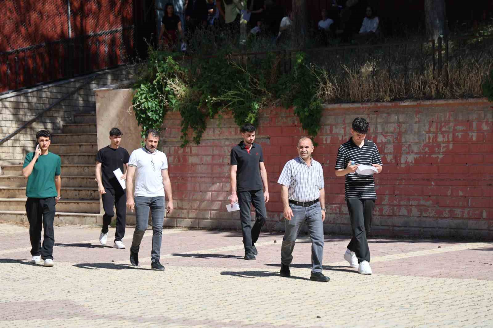 elazigda yks maratonu basladi 37 binden fazla aday gelecegi icin siralardaki yerini aldi 0 NgZgG4aA