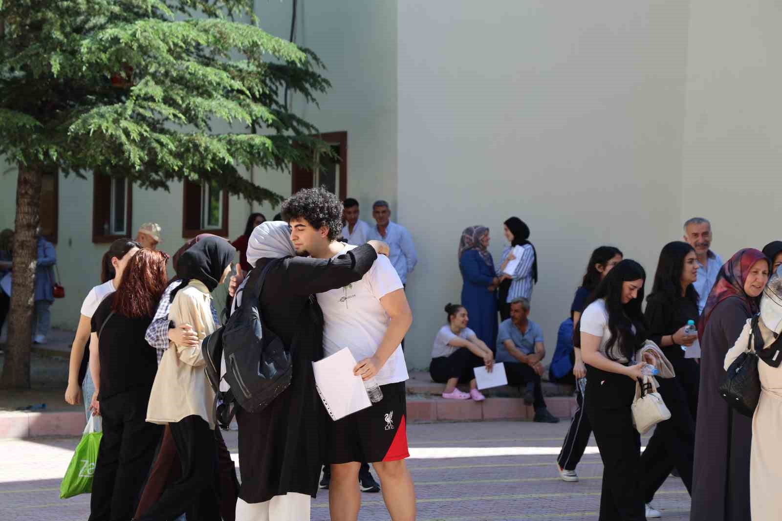 elazigda yks maratonu basladi 37 binden fazla aday gelecegi icin siralardaki yerini aldi 1 2gFfZ9sA