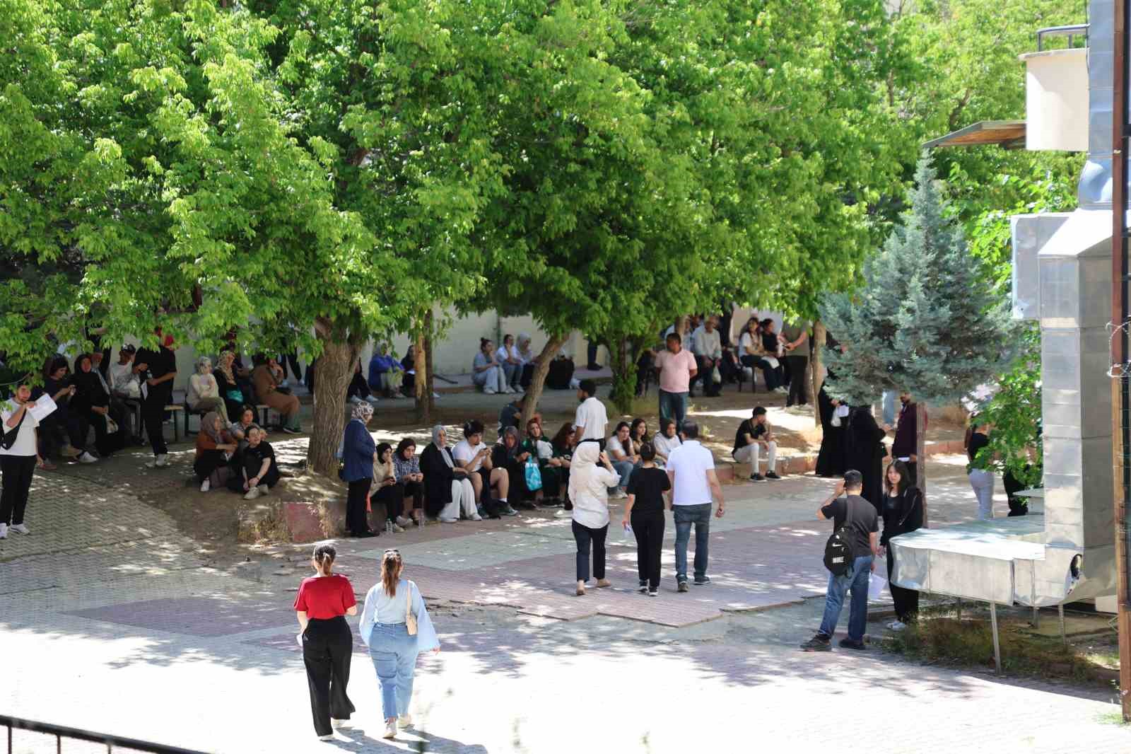 elazigda yks maratonu basladi 37 binden fazla aday gelecegi icin siralardaki yerini aldi 2