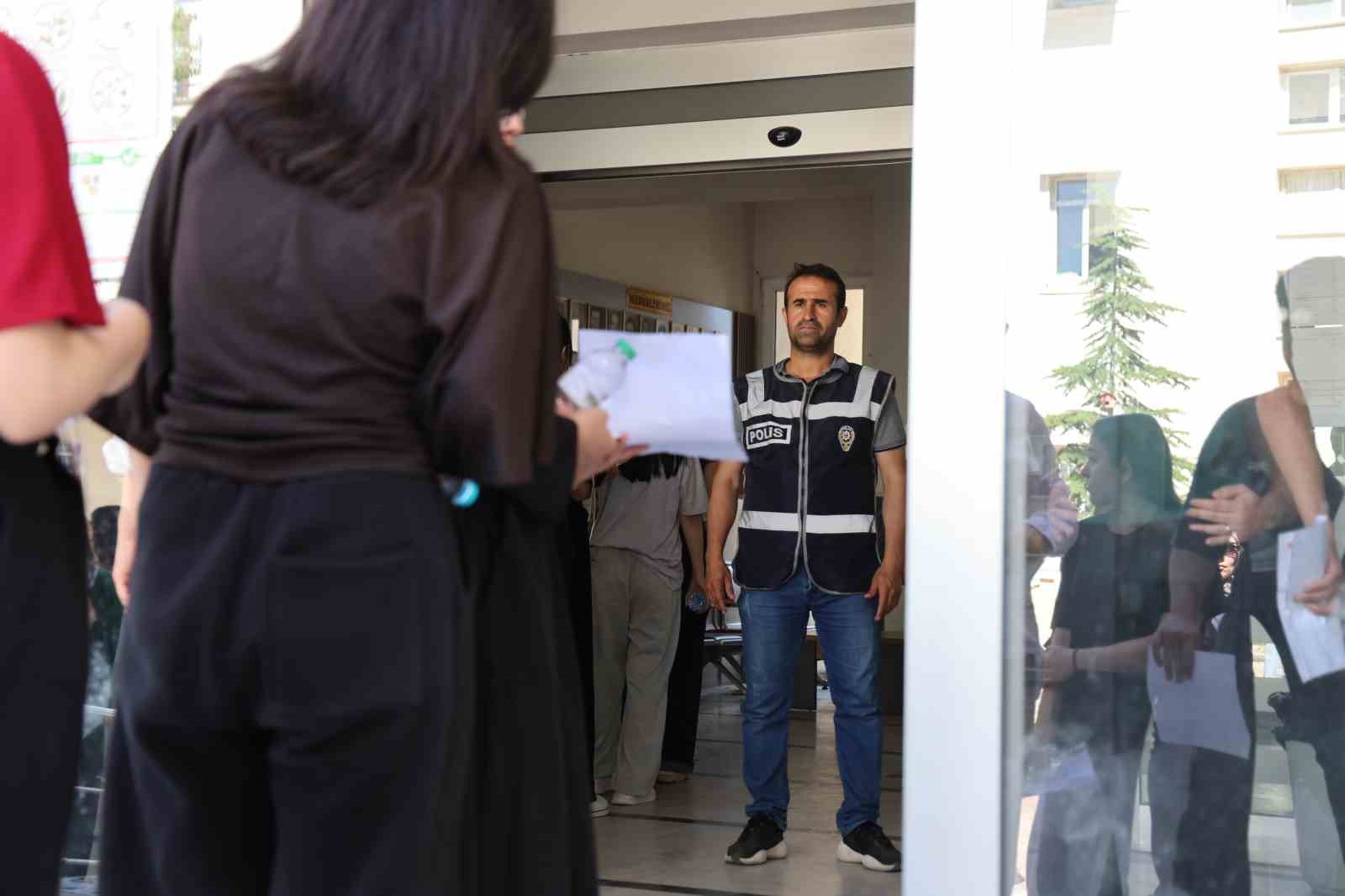 elazigda yks maratonu basladi 37 binden fazla aday gelecegi icin siralardaki yerini aldi 3 SeM8aa1s