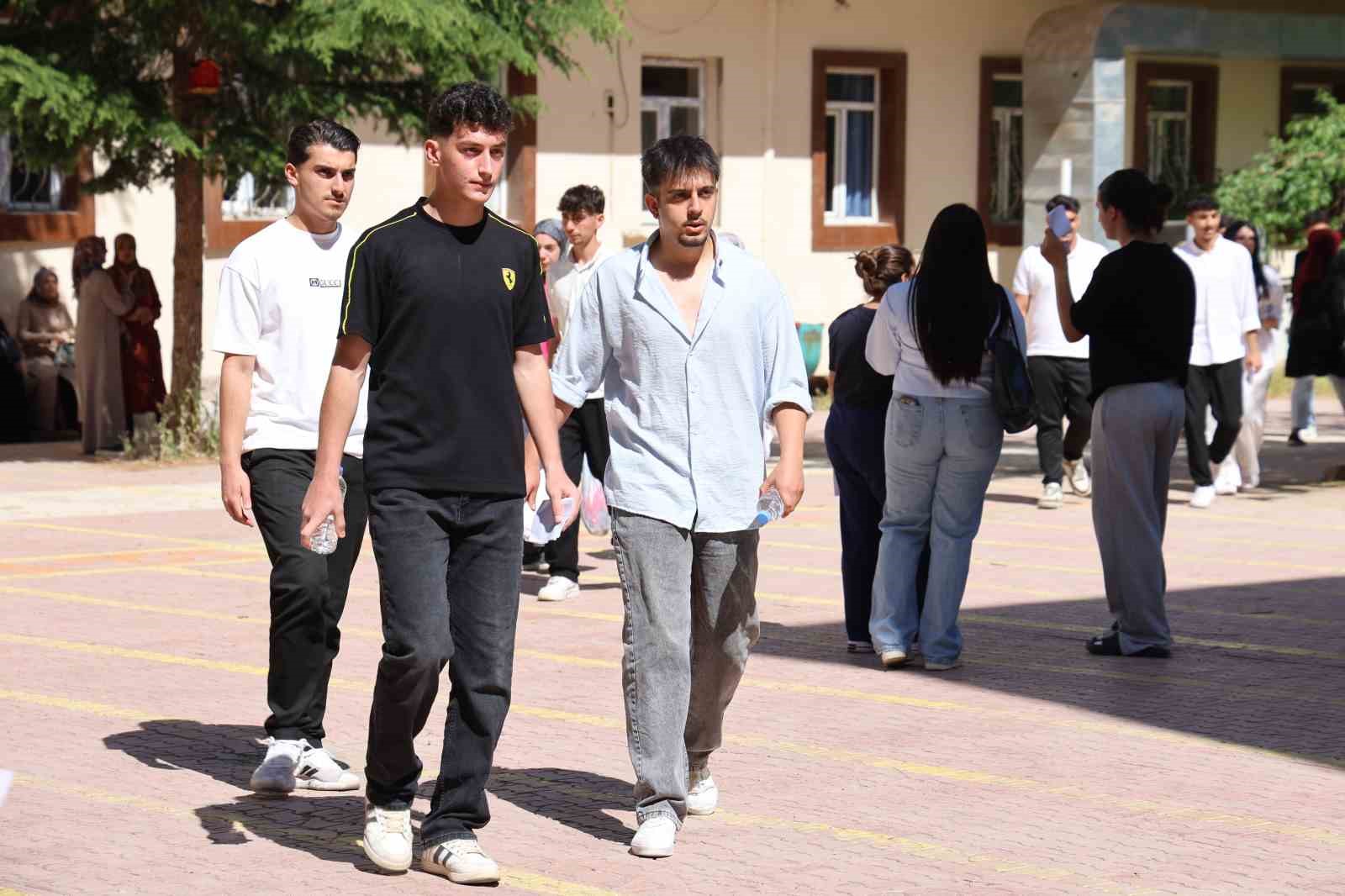 elazigda yks maratonu basladi 37 binden fazla aday gelecegi icin siralardaki yerini aldi 6 76YlTXEc