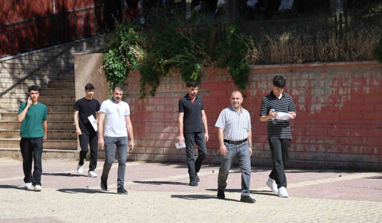 elazigda-yks-maratonu-basladi-37-binden-fazla-aday-gelecegi-icin-siralardaki-yerini-aldi-F7A618bG.jpg