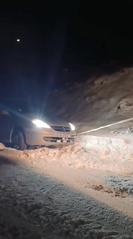 Elazığ’da yolda mahsur kalan araç kurtarıldı 4 elazigda yolda mahsur kalan arac kurtarildi 0 T6pqhY2L