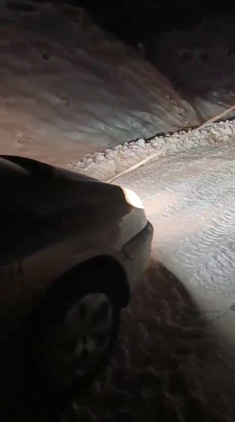 Elazığ’da yolda mahsur kalan araç kurtarıldı 5 elazigda yolda mahsur kalan arac kurtarildi 1 DAM8KyZD