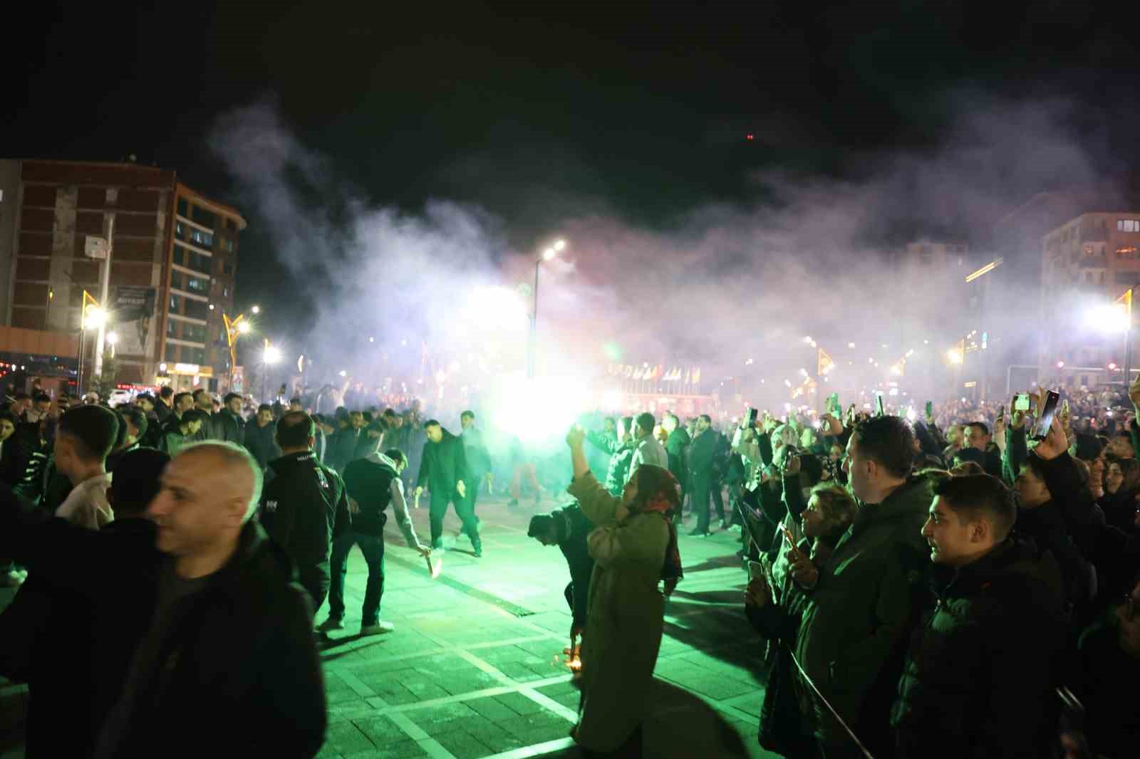elazigda yuzlerce kisi ayni anda halay cekti o anlar boyle goruntulendi 2 2KgXde3A