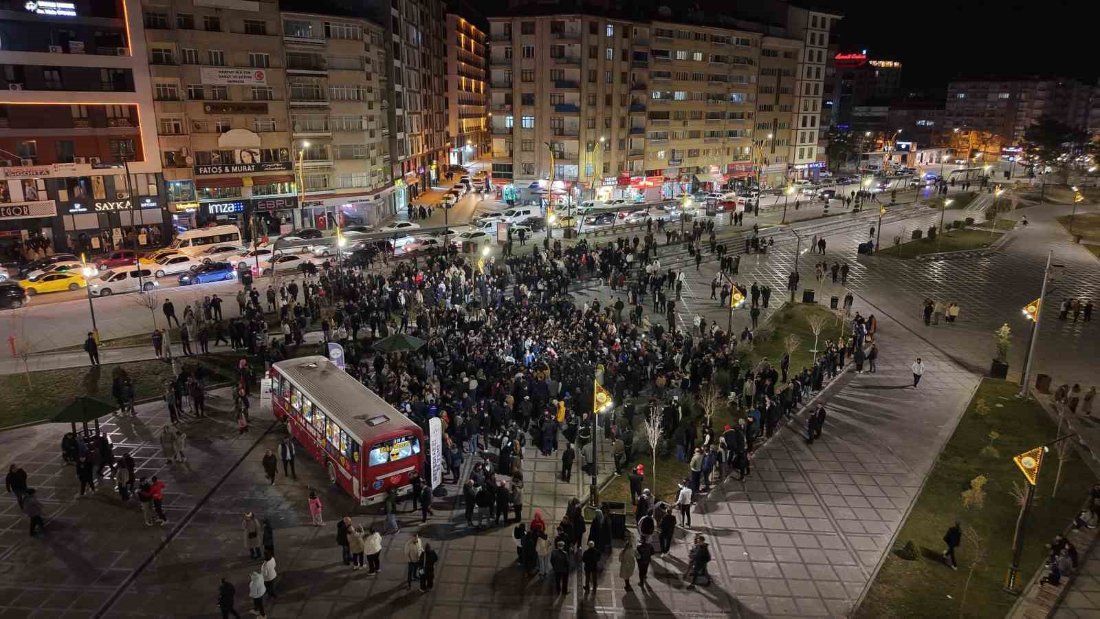 elazigda yuzlerce kisi ayni anda halay cekti o anlar boyle goruntulendi 4 RKh7PT8k