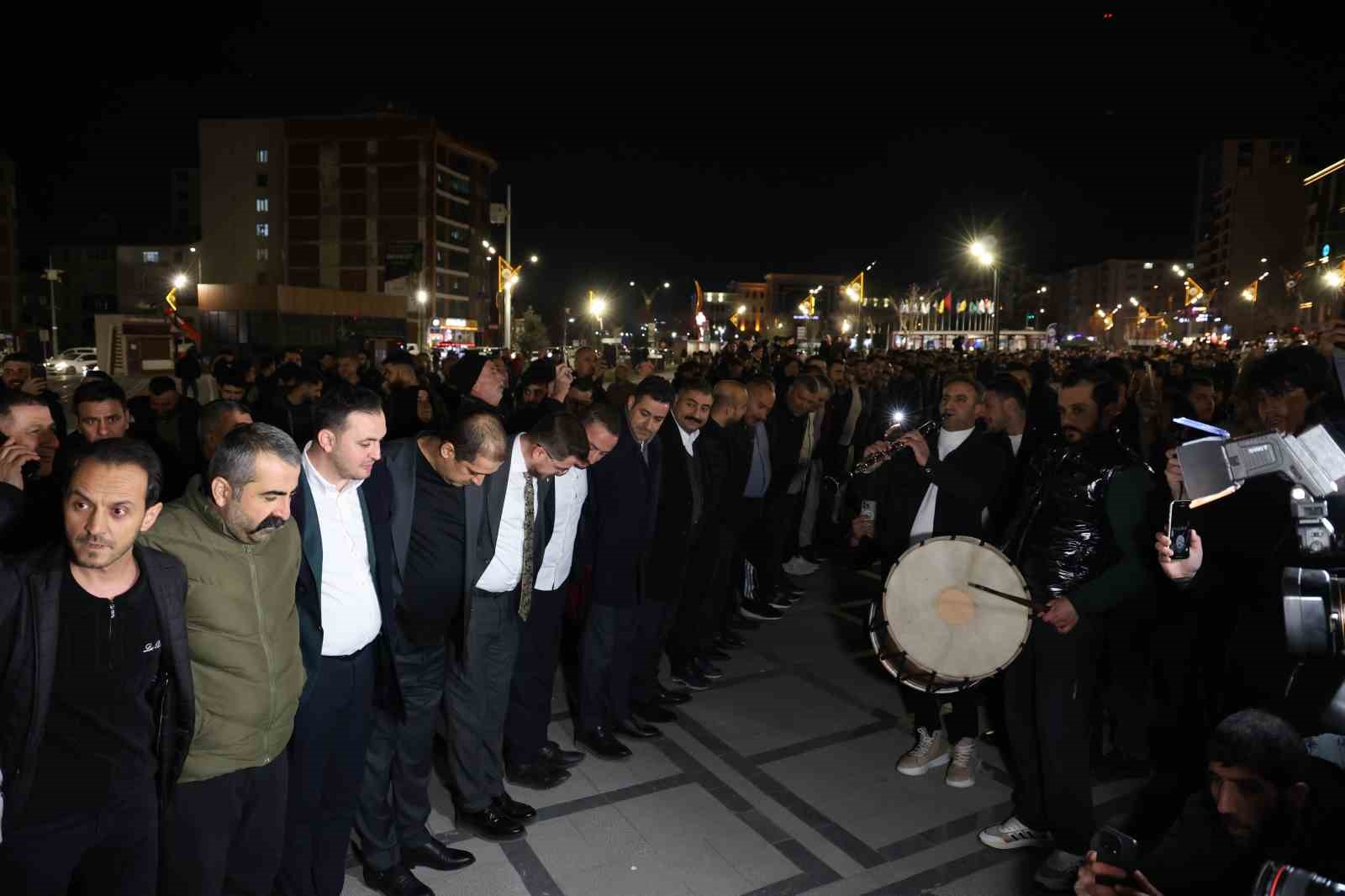 elazigda yuzlerce kisi ayni anda halay cekti o anlar boyle goruntulendi 7 2HRzUSVK