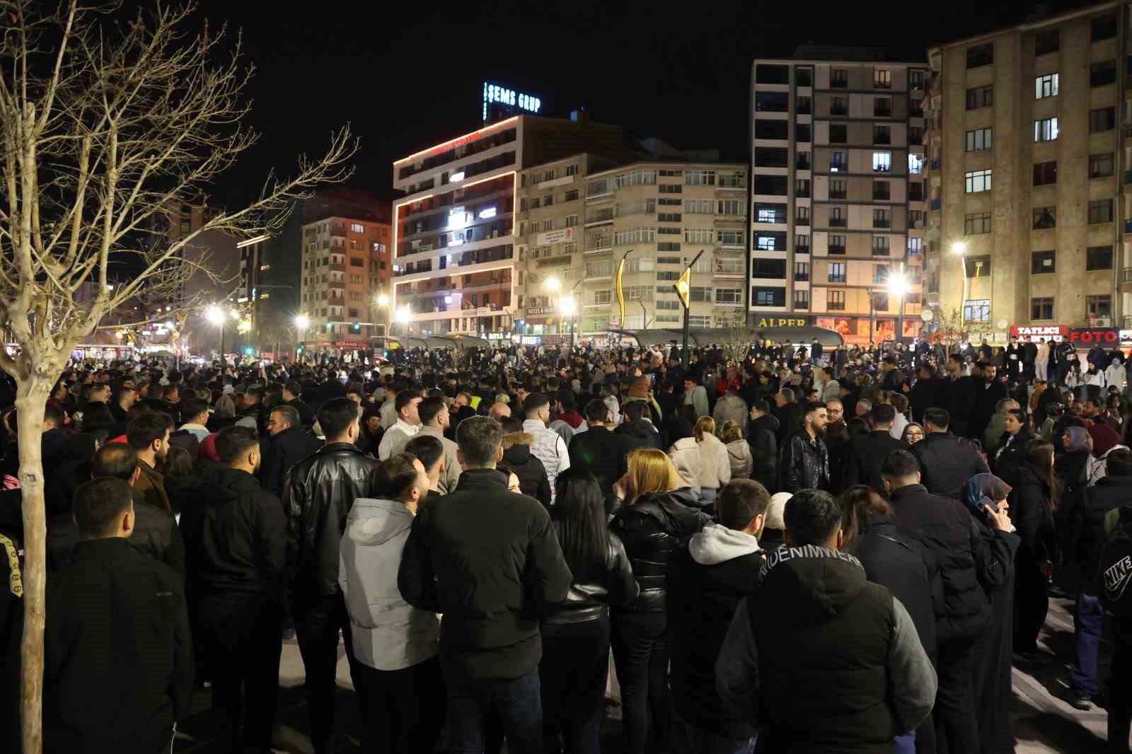 elazigda yuzlerce kisi ayni anda halay cekti o anlar boyle goruntulendi 8 pPCREaLG