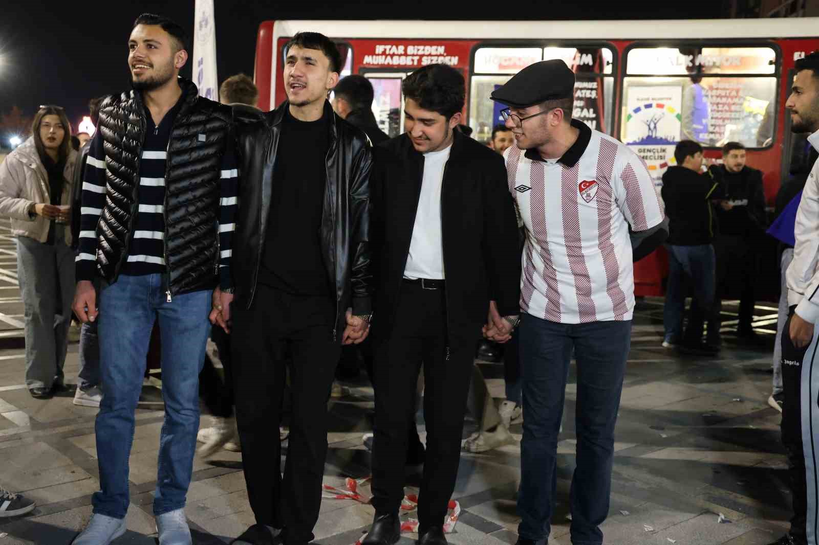 elazigda yuzlerce kisi ayni anda halay cekti o anlar boyle goruntulendi 9 unQEI7ub