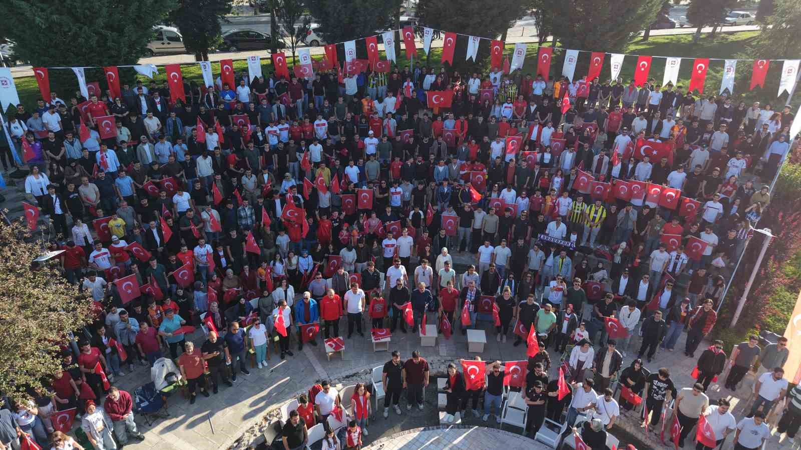 Elazığ’da zaman durdu: A Milli maç için dev ekran kuruldu 5 elazigda zaman durdu a milli mac icin dev ekran kuruldu 1 sngzz8fr