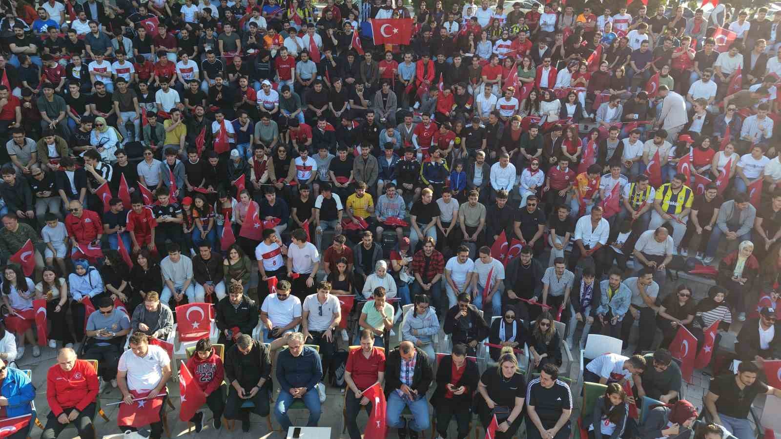 Elazığ’da zaman durdu: A Milli maç için dev ekran kuruldu 6 elazigda zaman durdu a milli mac icin dev ekran kuruldu 2 IuJFCF29