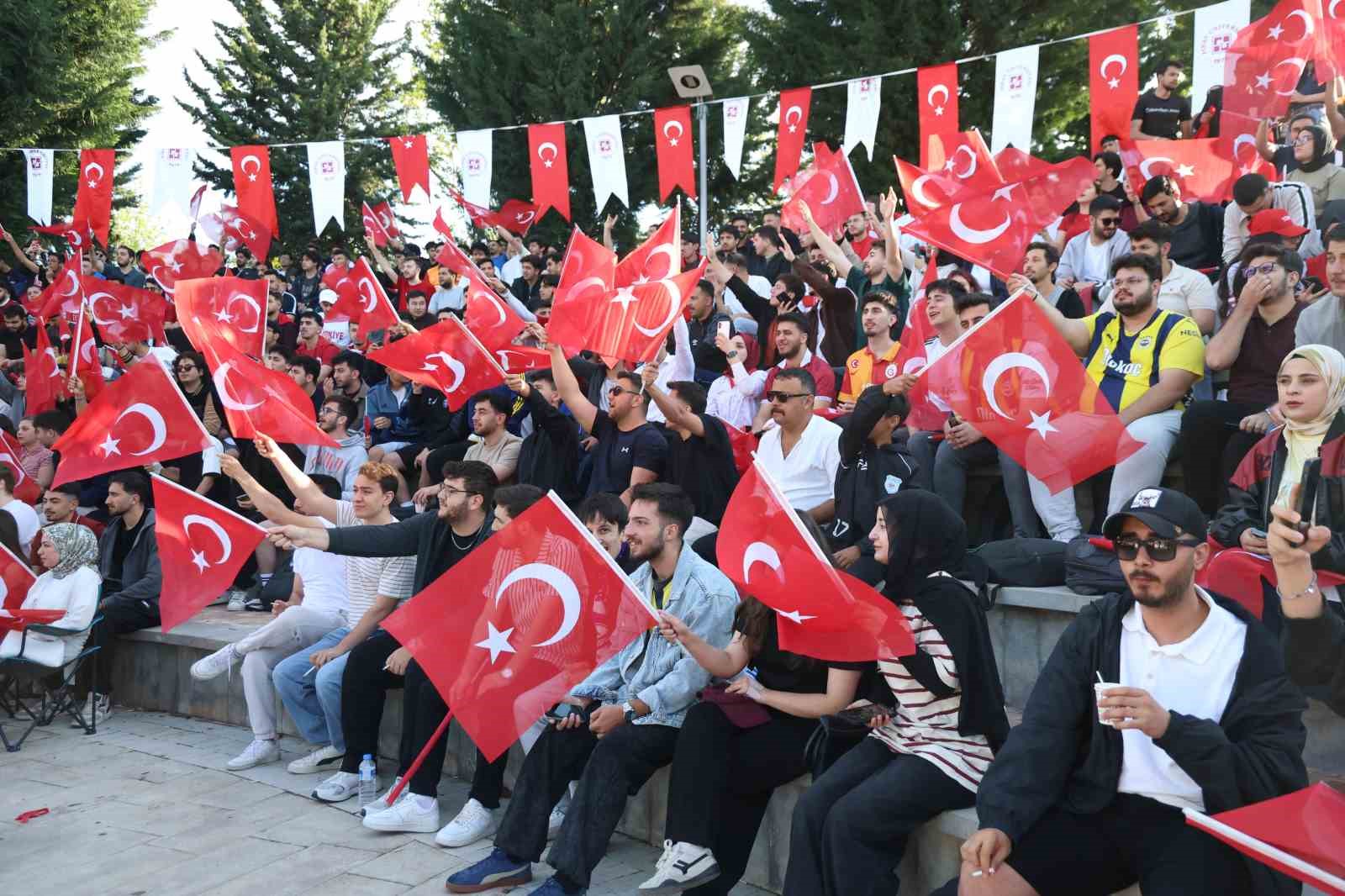 Elazığ’da zaman durdu: A Milli maç için dev ekran kuruldu 7 elazigda zaman durdu a milli mac icin dev ekran kuruldu 3 gZK5HEgL