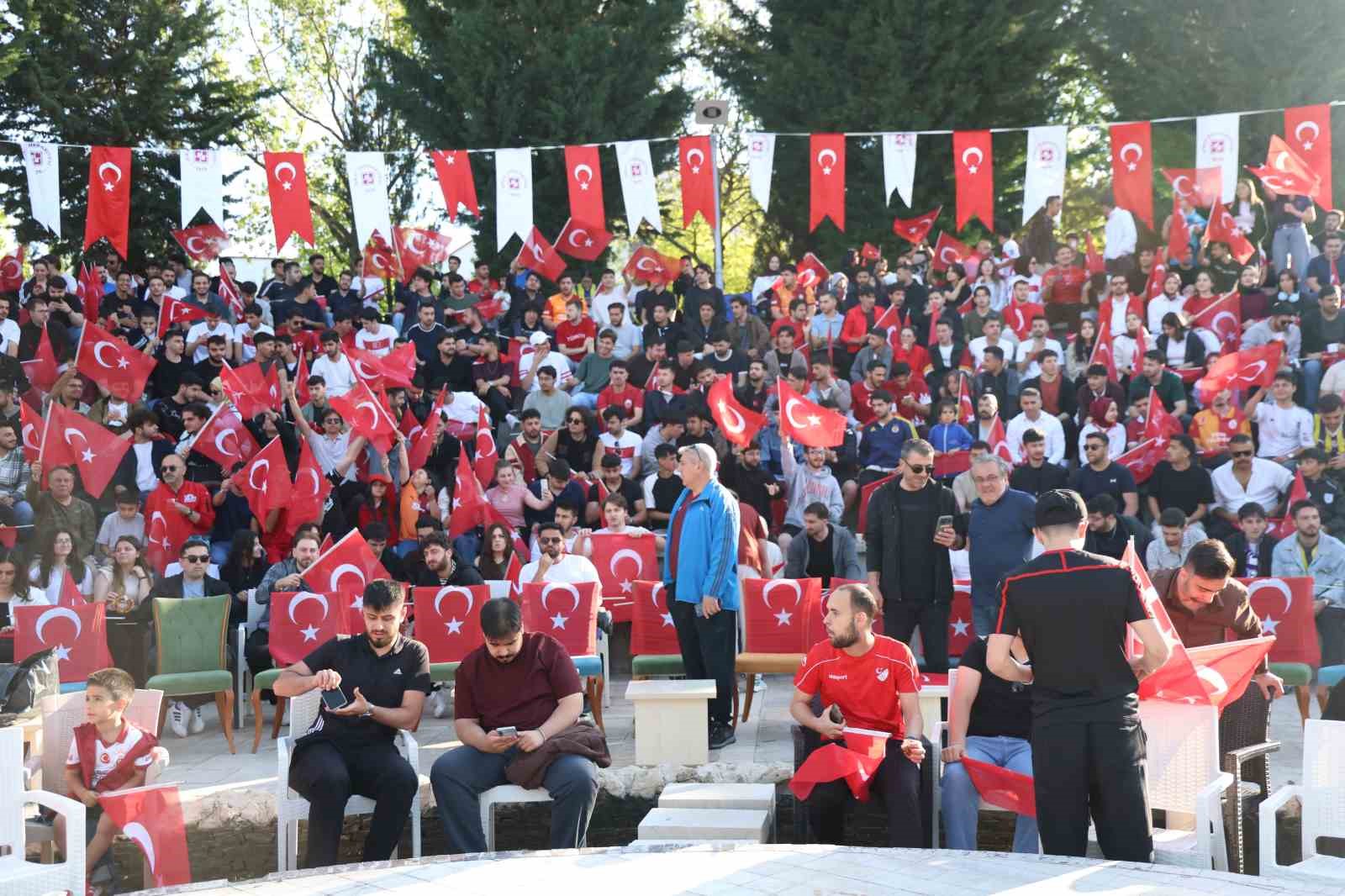 Elazığ’da zaman durdu: A Milli maç için dev ekran kuruldu 8 elazigda zaman durdu a milli mac icin dev ekran kuruldu 4