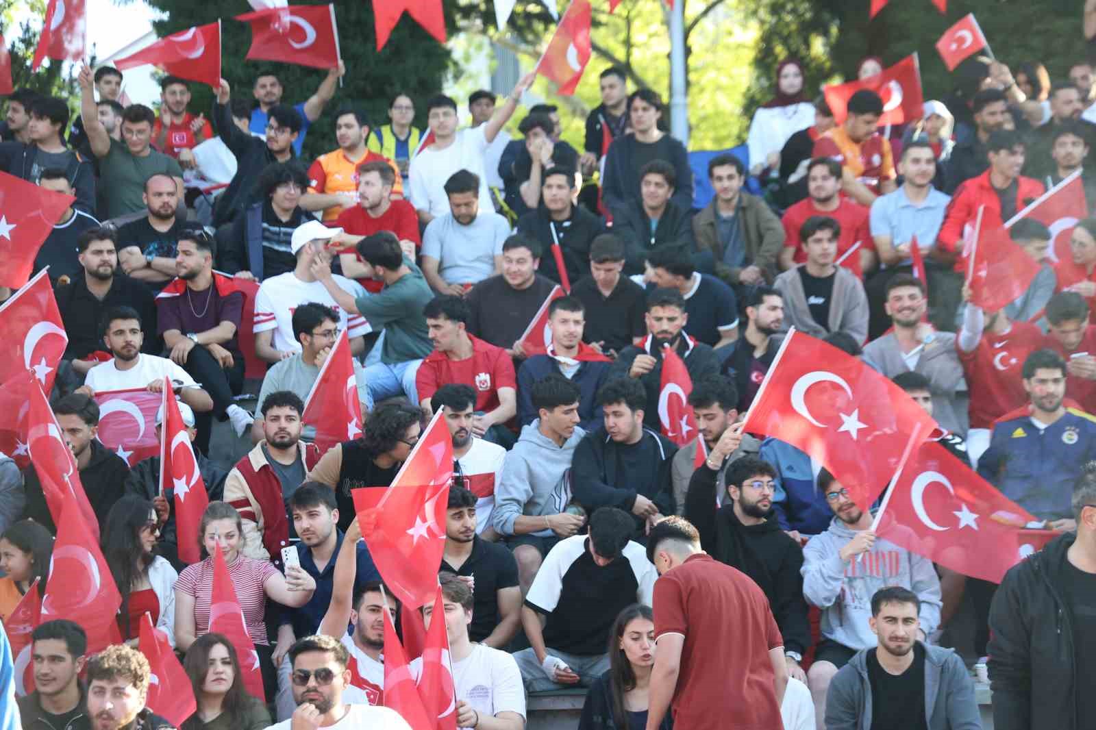 Elazığ’da zaman durdu: A Milli maç için dev ekran kuruldu 9 elazigda zaman durdu a milli mac icin dev ekran kuruldu 5 1lECL1DX