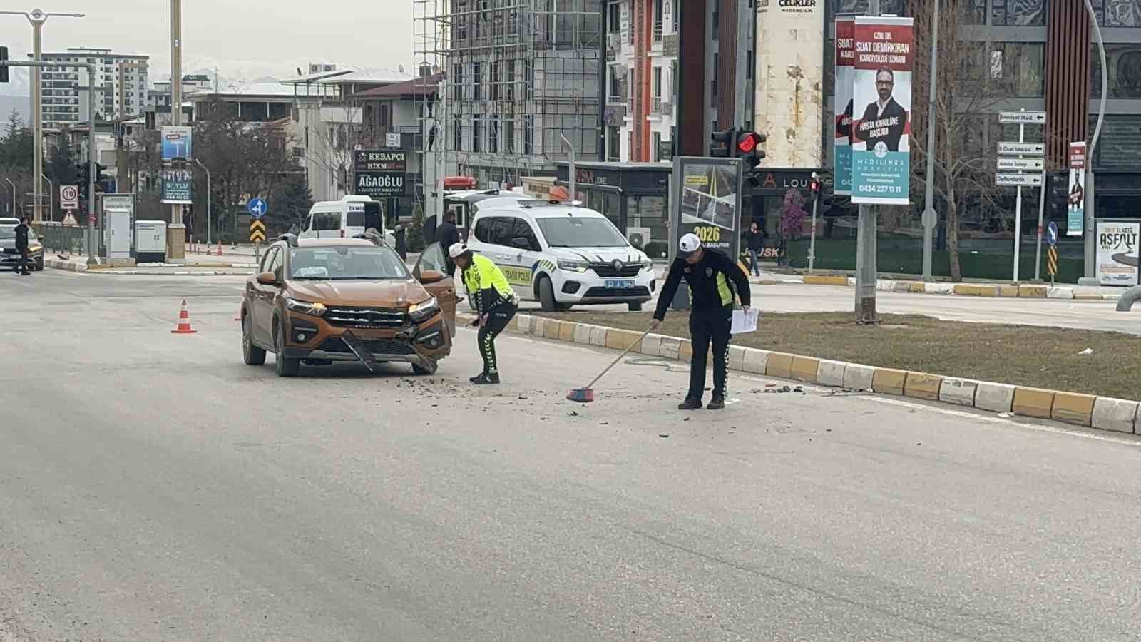 elazigda zincirleme trafik kazasi 1 yarali 0