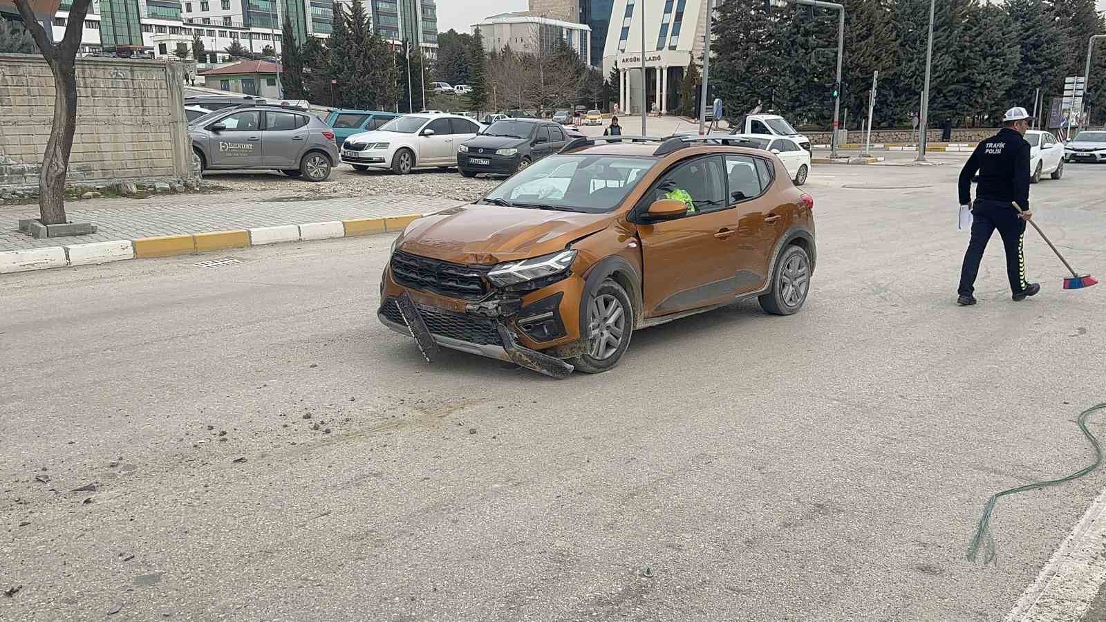 elazigda zincirleme trafik kazasi 1 yarali 1 mQrGwTqq