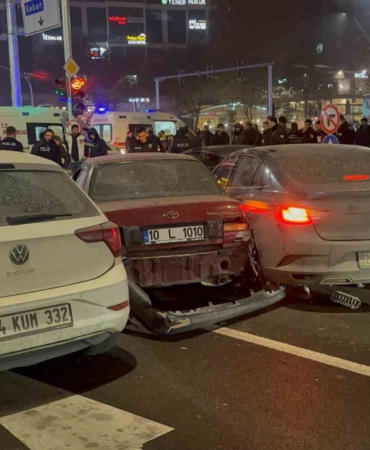 elazigda-zincirleme-trafik-kazasi-2-yarali-wRqqWDbg.jpg