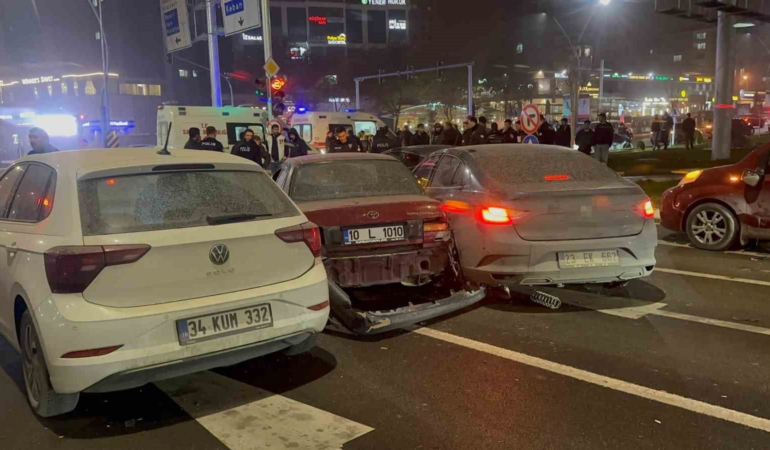elazigda-zincirleme-trafik-kazasi-2-yarali-wRqqWDbg.jpg