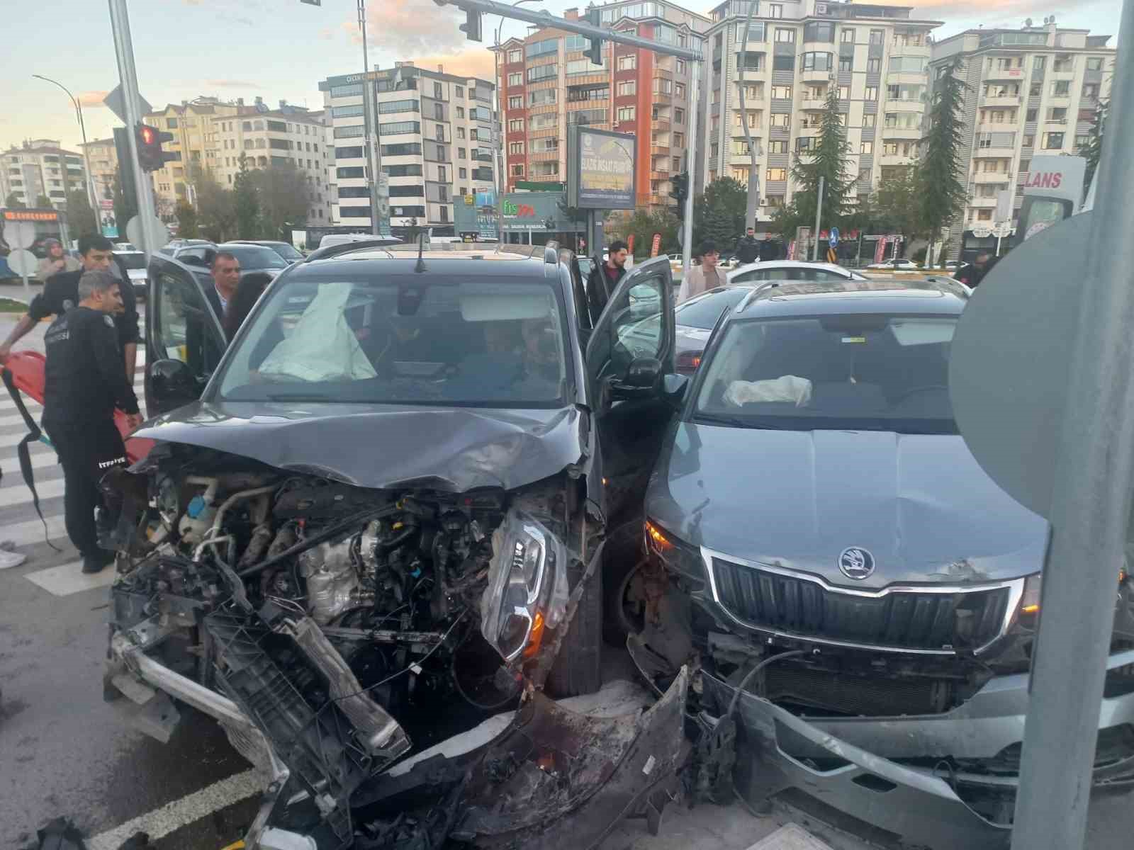 Elazığ’da zincirleme trafik kazası: 3 yaralı 4 elazigda zincirleme trafik kazasi 3 yarali 0 dt7WGKti