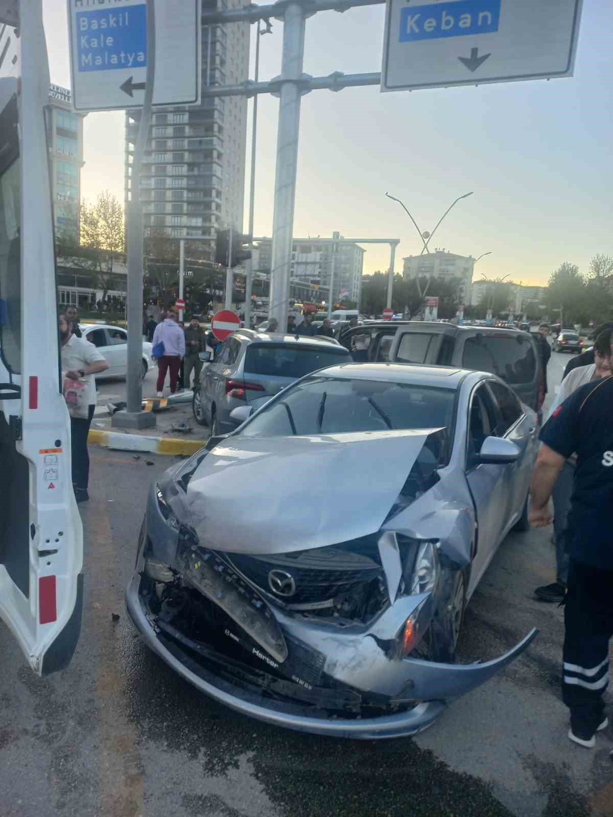 Elazığ’da zincirleme trafik kazası: 3 yaralı 6 elazigda zincirleme trafik kazasi 3 yarali 2 38nITHHc