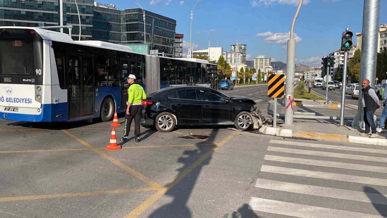elazigda zincirleme trafik kazasi 4 yarali 1 dhvsHfRp