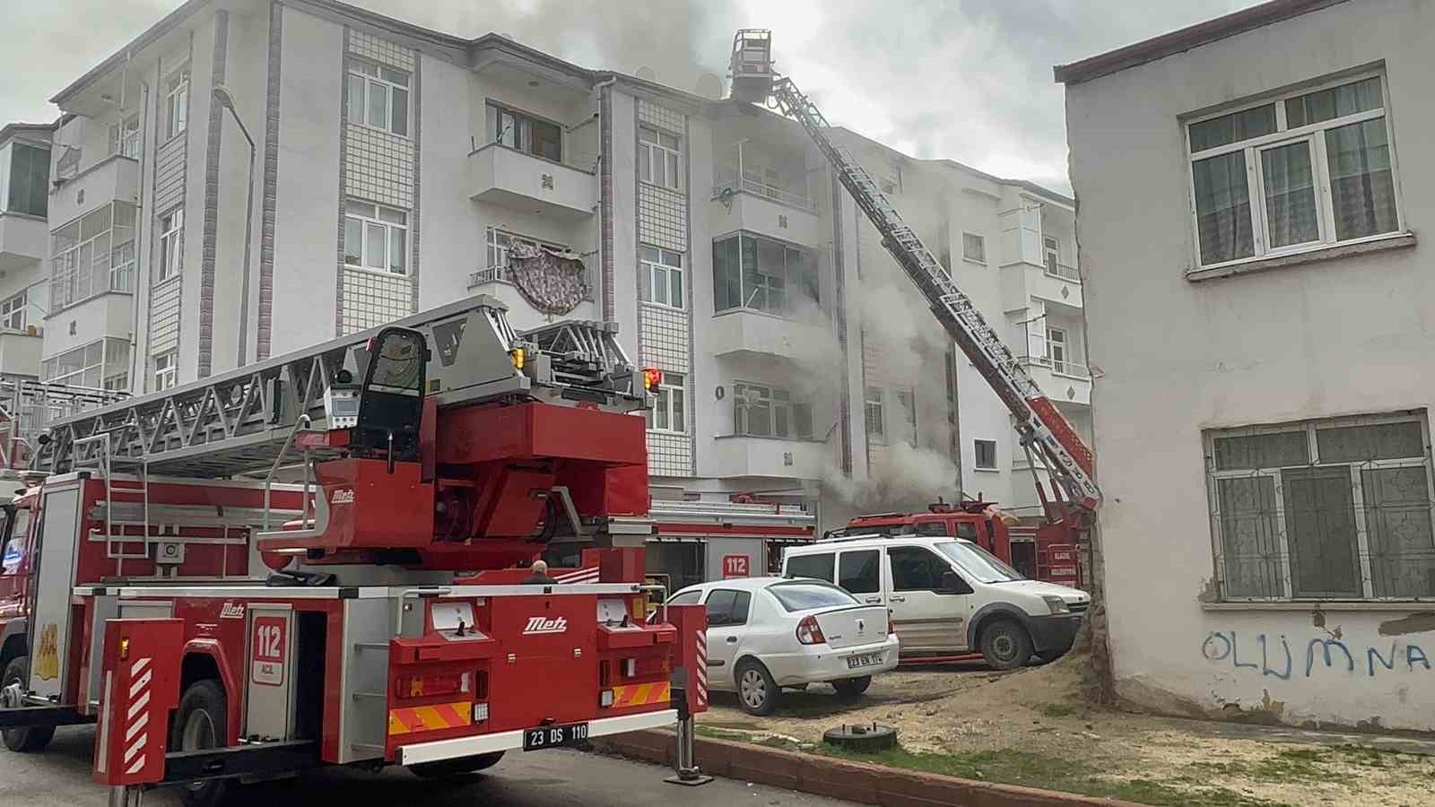elazigdaki korkutan yangin kontrol altina alindi 3