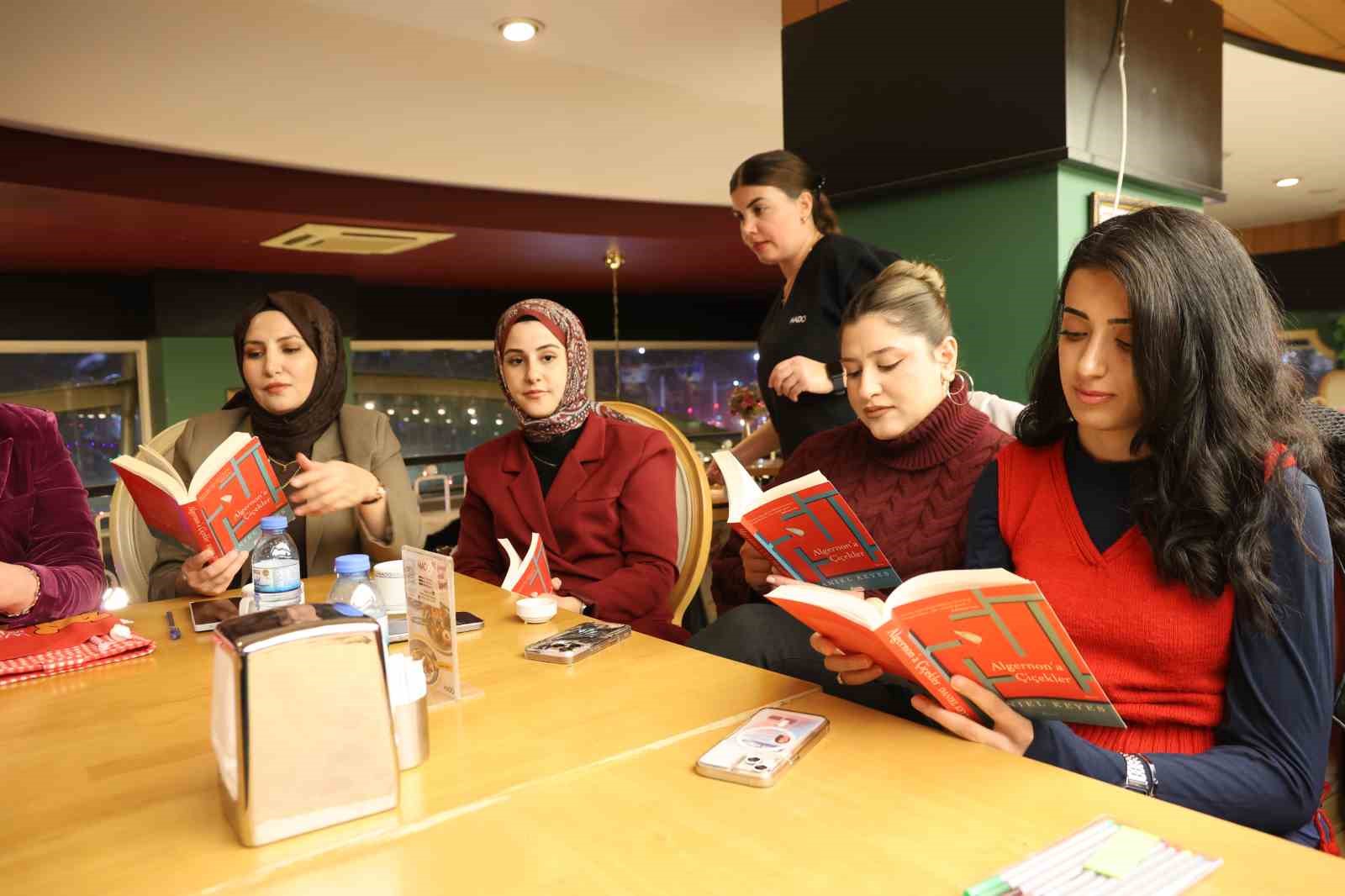 elazigli kadinlardan altin yerine kitap gunu 3 uuzmHzci