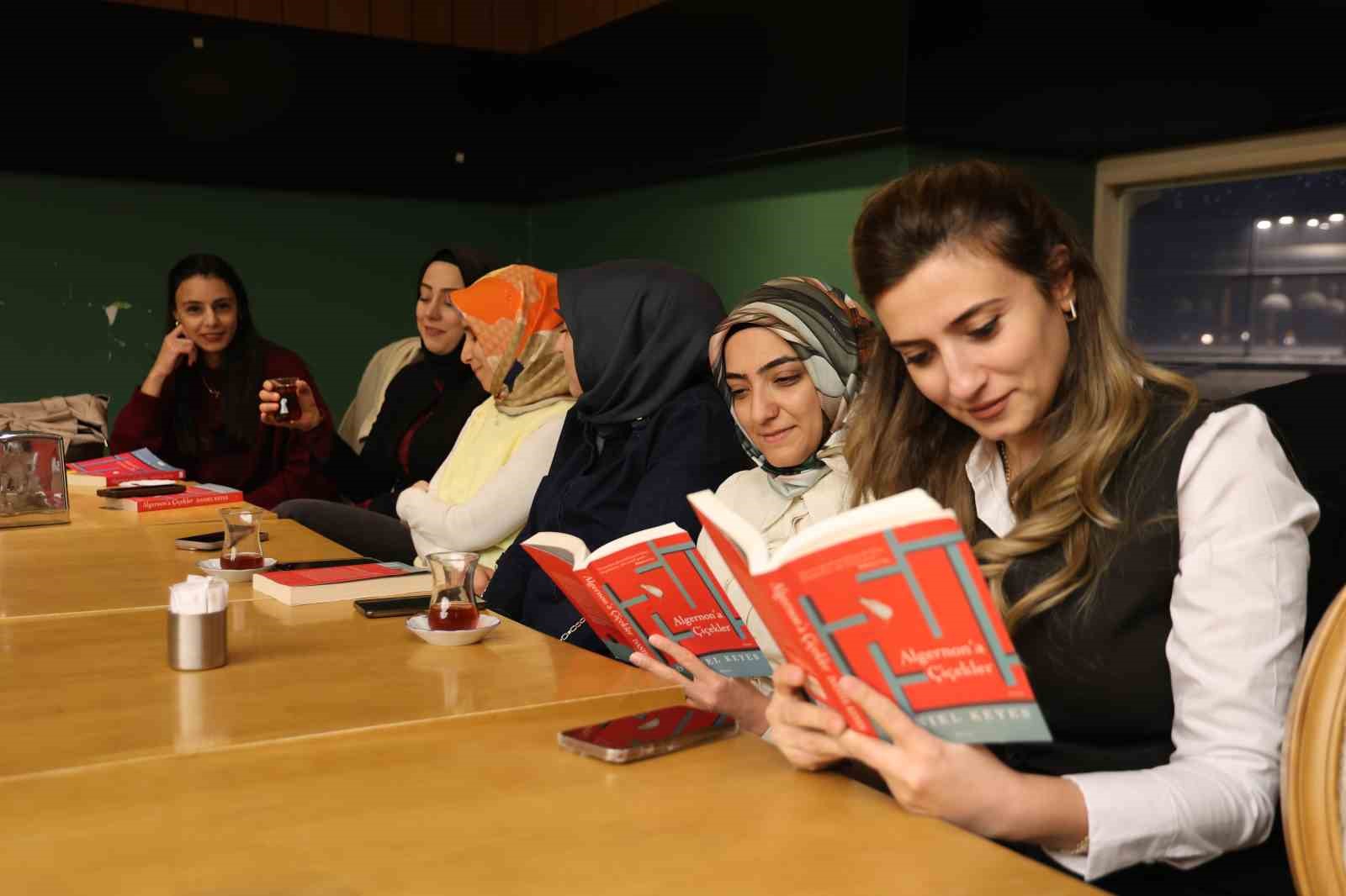 elazigli kadinlardan altin yerine kitap gunu 4 OzhDJPSL