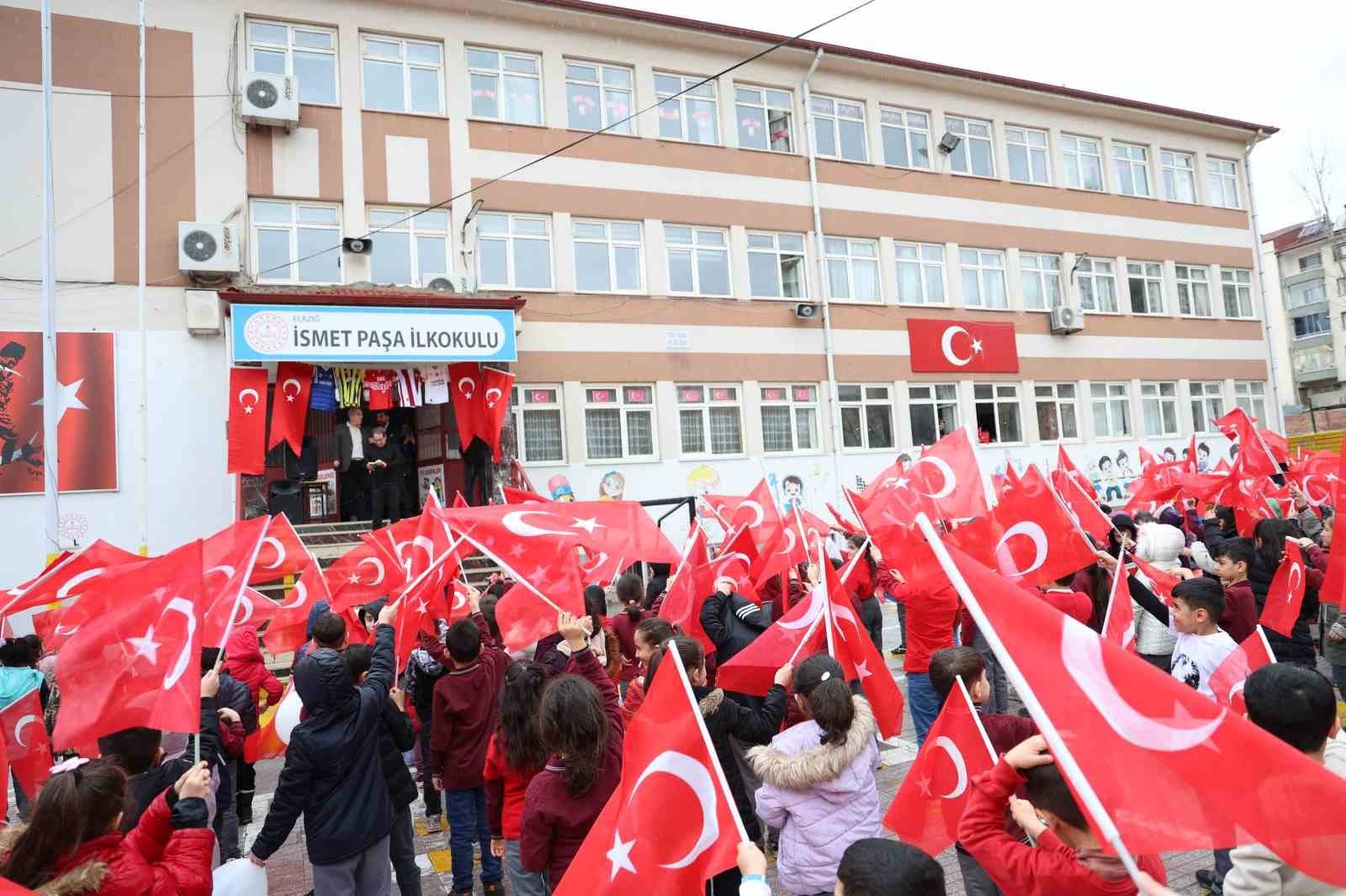 Elazığlı minikler milli takımın başarısını coşkuyla kutladı 6 elazigli minikler milli takimin basarisini coskuyla kutladi 2 3LYDRMtu