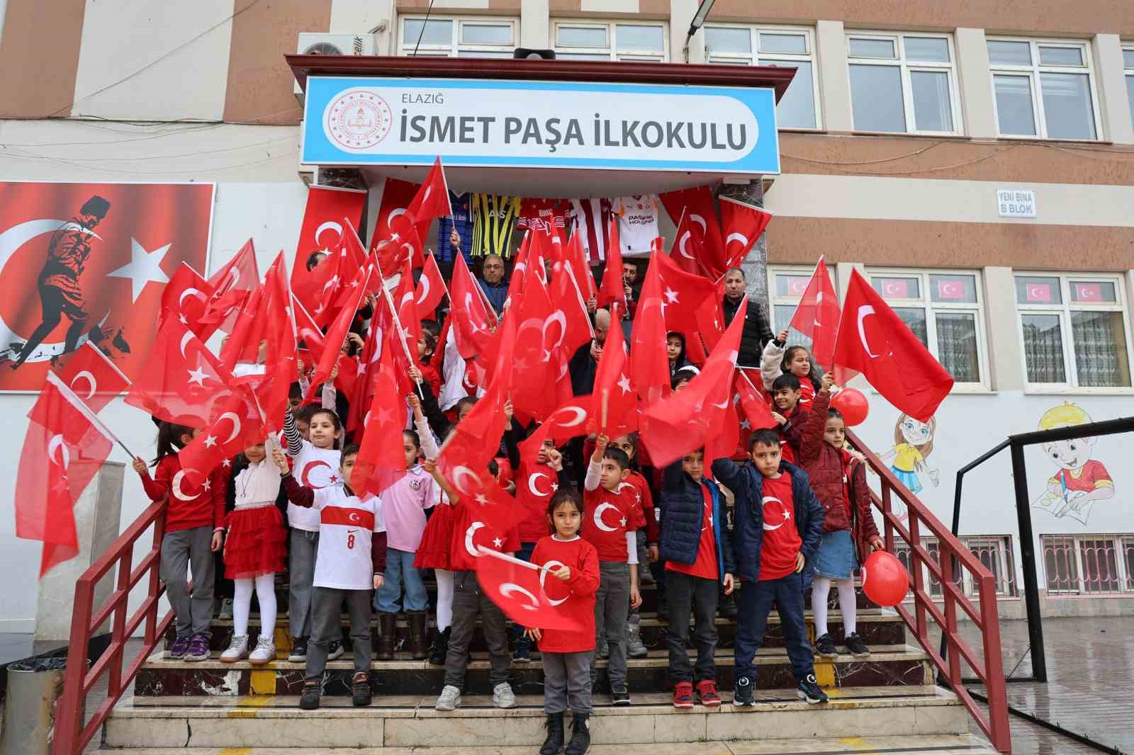 Elazığlı minikler milli takımın başarısını coşkuyla kutladı 7 elazigli minikler milli takimin basarisini coskuyla kutladi 3 W9CvVy8i
