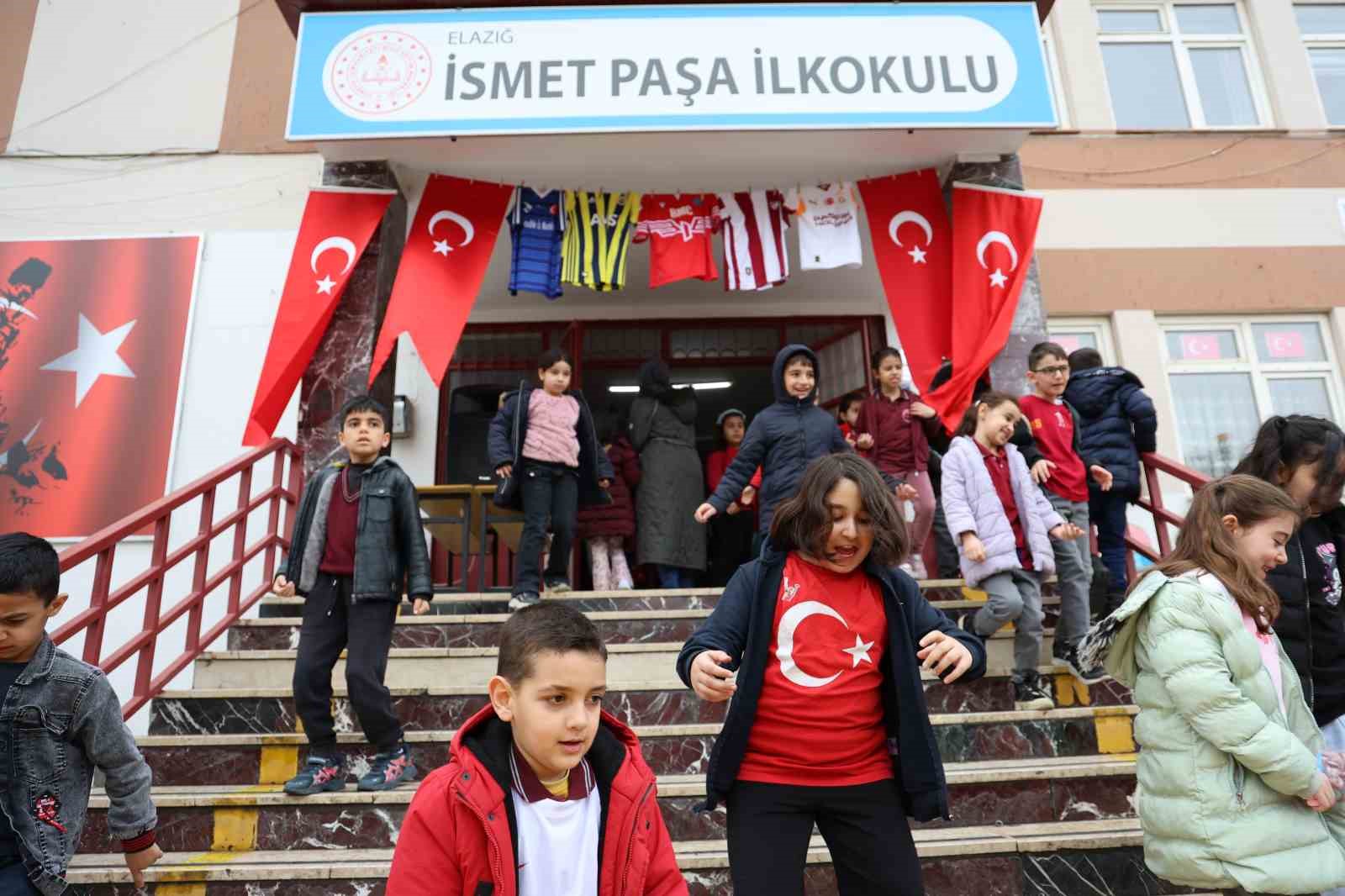 Elazığlı minikler milli takımın başarısını coşkuyla kutladı 9 elazigli minikler milli takimin basarisini coskuyla kutladi 5 4TSY51J5
