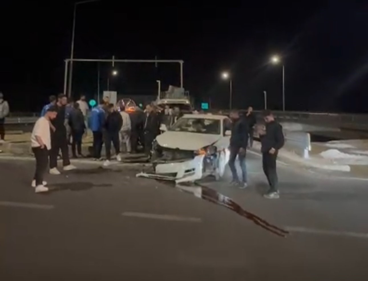 Elazığspor oyuncularını taşıyan otobüs ile otomobil çarpıştı: 1 kişi yaralandı 5 elazigspor oyuncularini tasiyan otobus ile otomobil carpisti 1 kisi yaralandi 1 tlrRRIYE