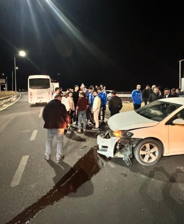elazigspor-oyuncularini-tasiyan-otobus-ile-otomobil-carpisti-1-kisi-yaralandi-atOmMZzM.jpg