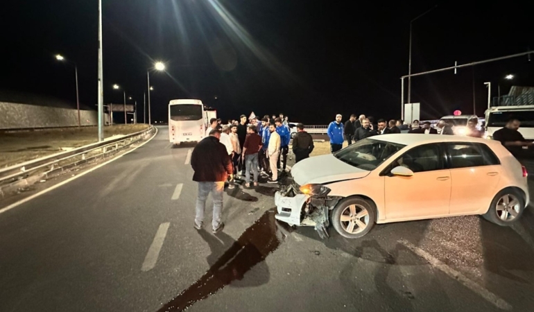 elazigspor-oyuncularini-tasiyan-otobus-ile-otomobil-carpisti-1-kisi-yaralandi-atOmMZzM.jpg