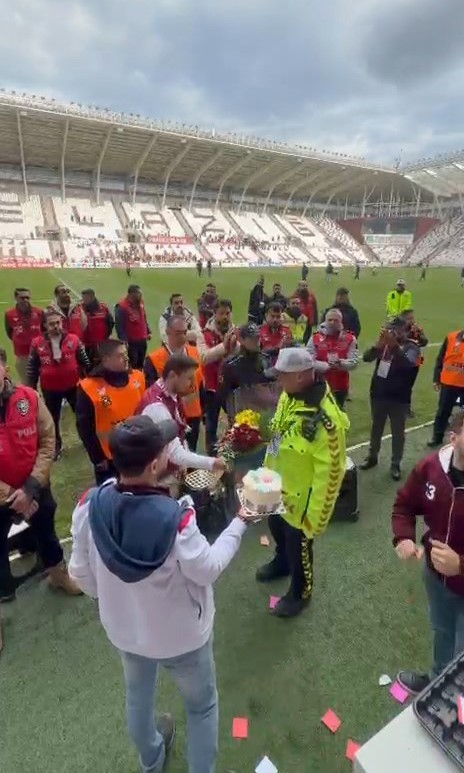 elazigspor taraftarindan polislere cicek 1