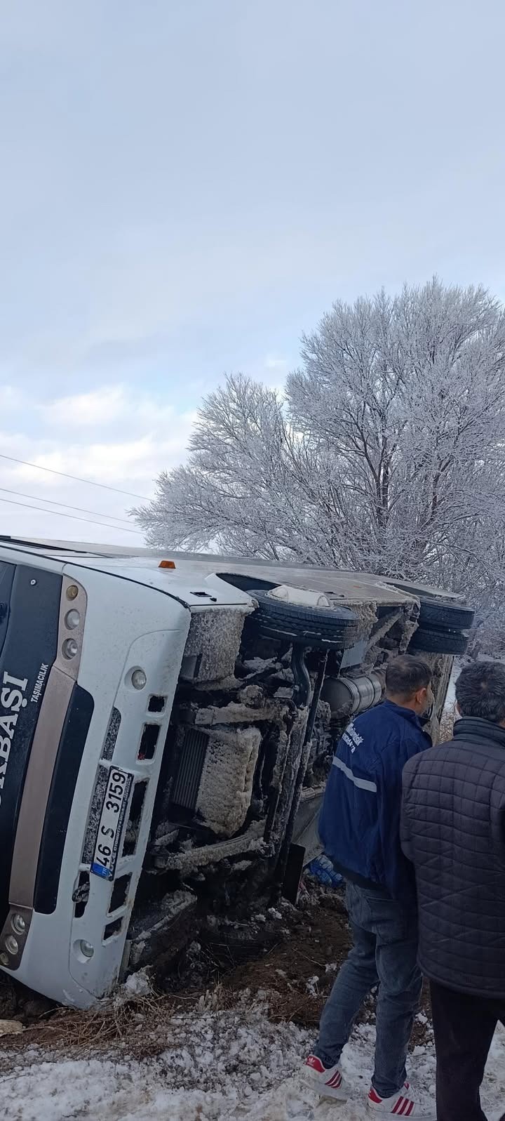 Elbistan-Çoğulhan karayolunda işçi servisi devrildi 6 elbistan cogulhan karayolunda isci servisi devrildi 2