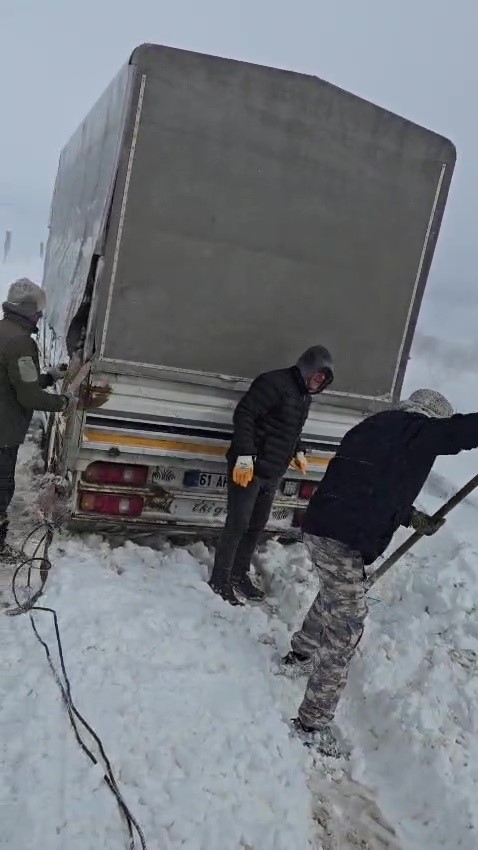 Elbistan-Darende kara yolu ulaşıma kapandı 5 elbistan darende kara yolu ulasima kapandi 1 MlLTq9XE