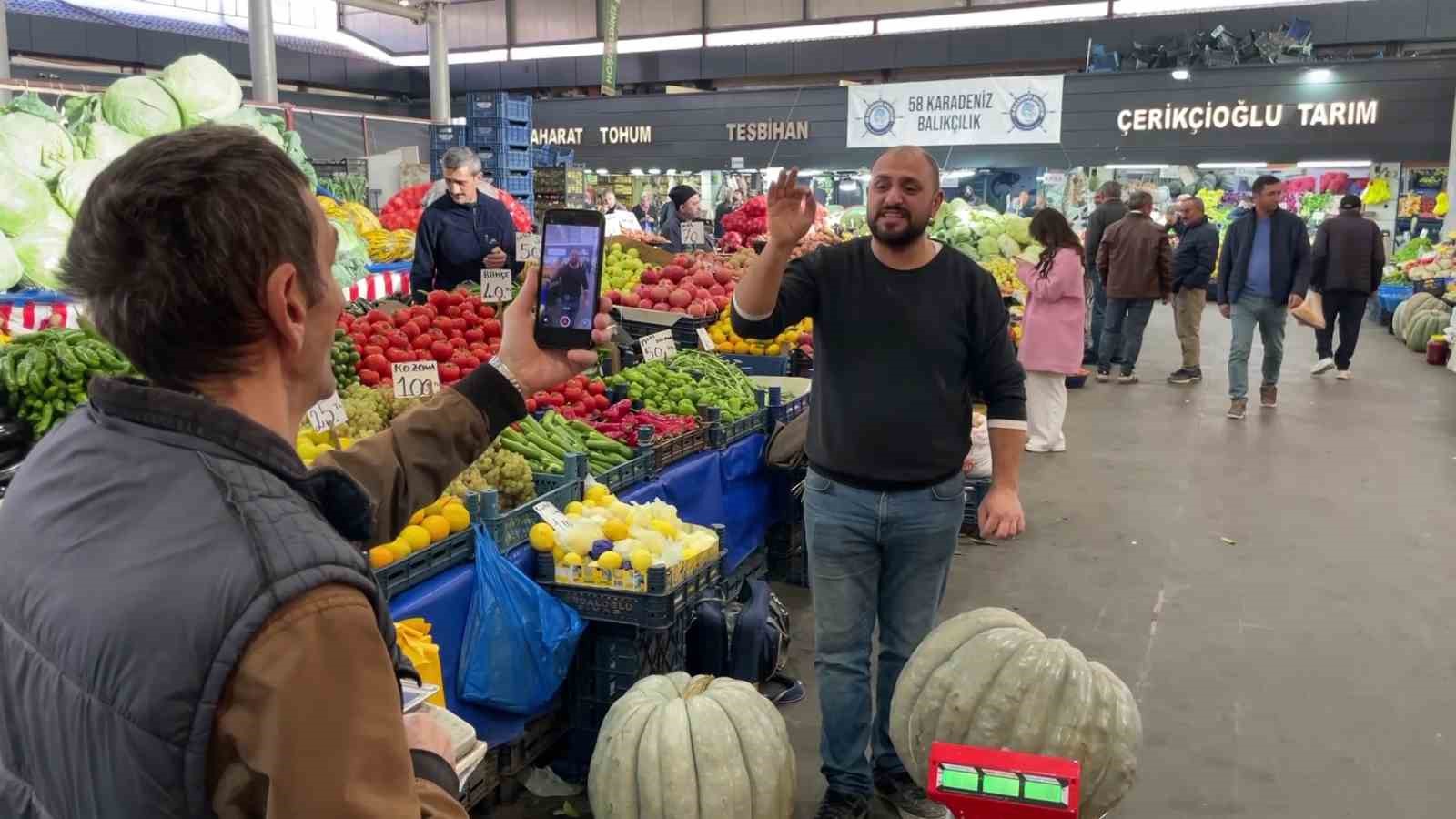 ele avuca sigmayan 60 kiloluk bal kabagi el arabasiyla tasiniyor 6 MdACqcTO