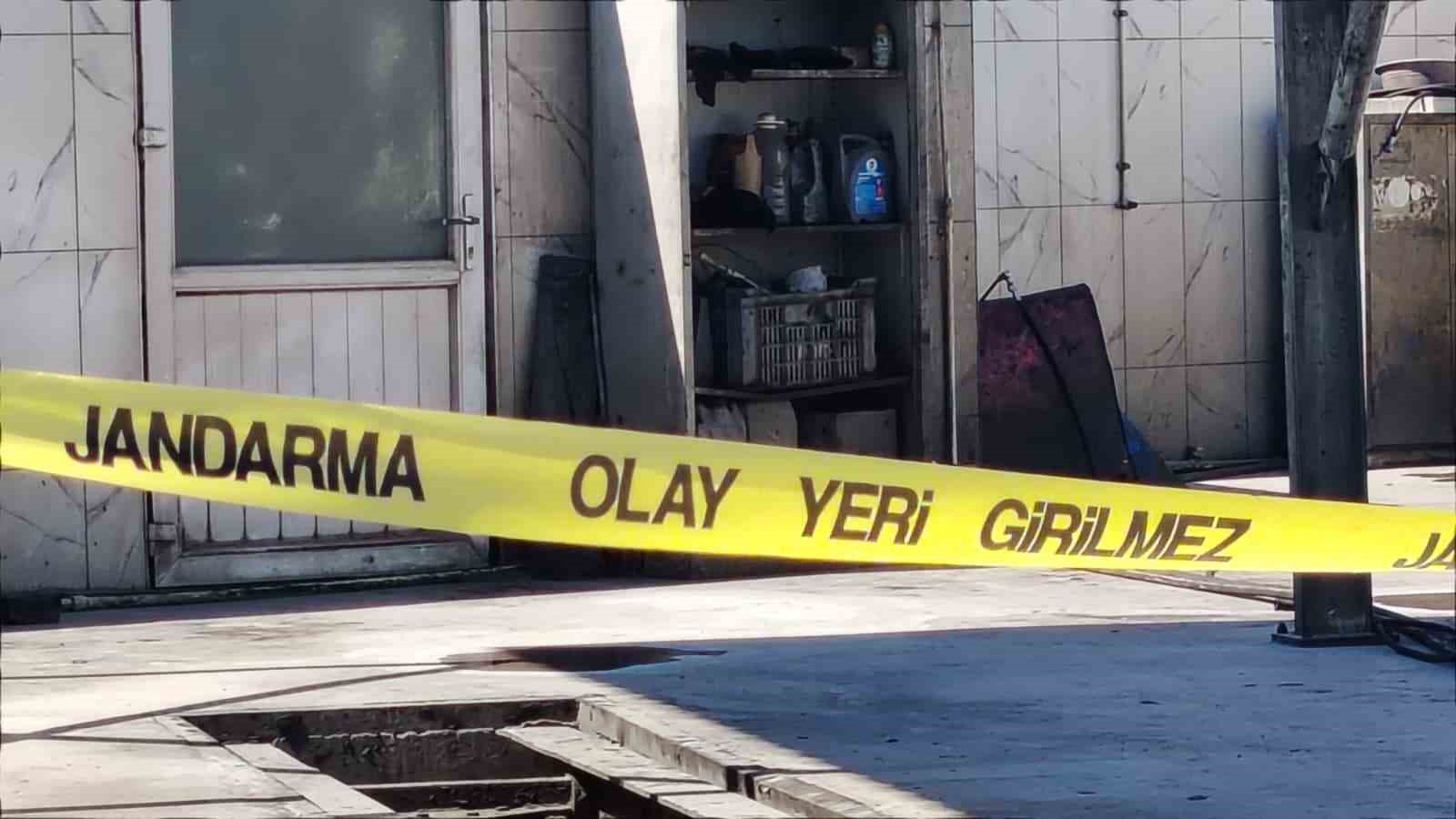 Elektik akımına kapılarak ölen baba ve oğlu gözyaşları arasında toprağa verildi 4 elektik akimina kapilarak olen baba ve oglu gozyaslari arasinda topraga verildi 0 IEKdFNsO