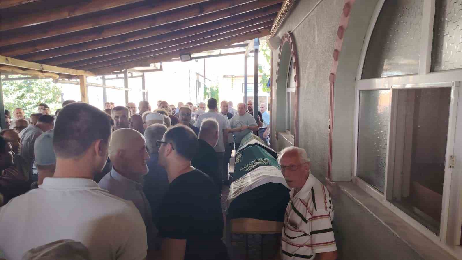 Elektik akımına kapılarak ölen baba ve oğlu gözyaşları arasında toprağa verildi 5 elektik akimina kapilarak olen baba ve oglu gozyaslari arasinda topraga verildi 1 uclcEXts
