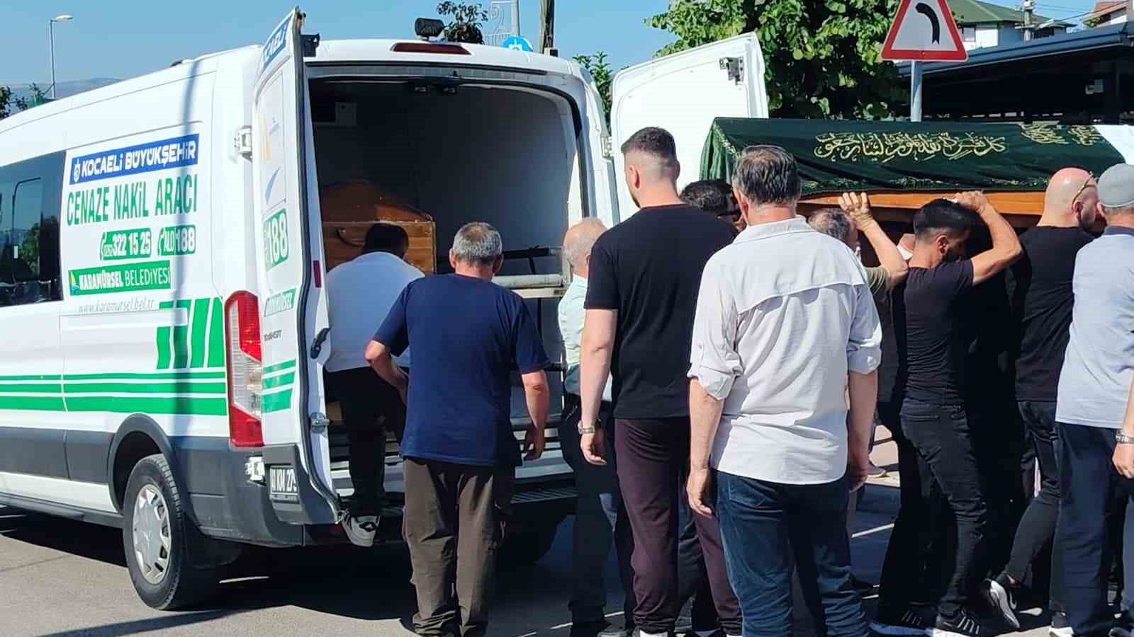 Elektik akımına kapılarak ölen baba ve oğlu gözyaşları arasında toprağa verildi 6 elektik akimina kapilarak olen baba ve oglu gozyaslari arasinda topraga verildi 2