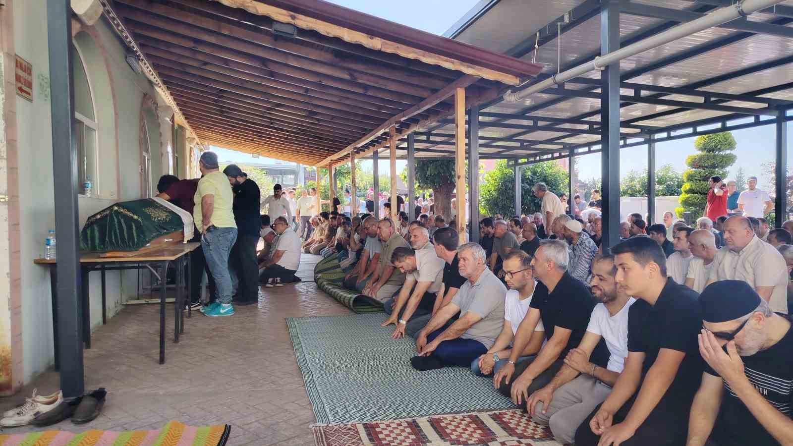 Elektik akımına kapılarak ölen baba ve oğlu gözyaşları arasında toprağa verildi 7 elektik akimina kapilarak olen baba ve oglu gozyaslari arasinda topraga verildi 3 aLeDtp1g