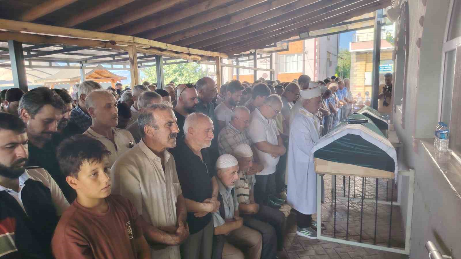 Elektik akımına kapılarak ölen baba ve oğlu gözyaşları arasında toprağa verildi 8 elektik akimina kapilarak olen baba ve oglu gozyaslari arasinda topraga verildi 4 4OHiYY7n