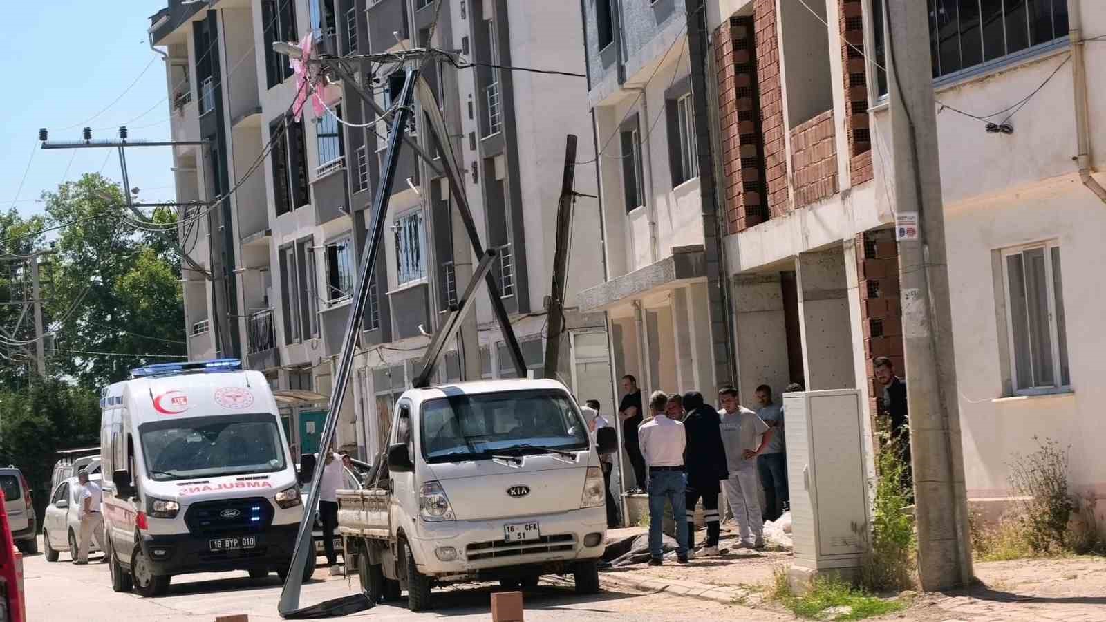 elektrik akimina kapilip insaattan duserek oldu 3
