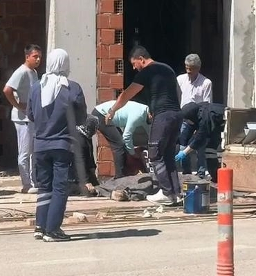 elektrik-akimina-kapilip-insaattan-duserek-oldu-E3XnkxV2.jpg